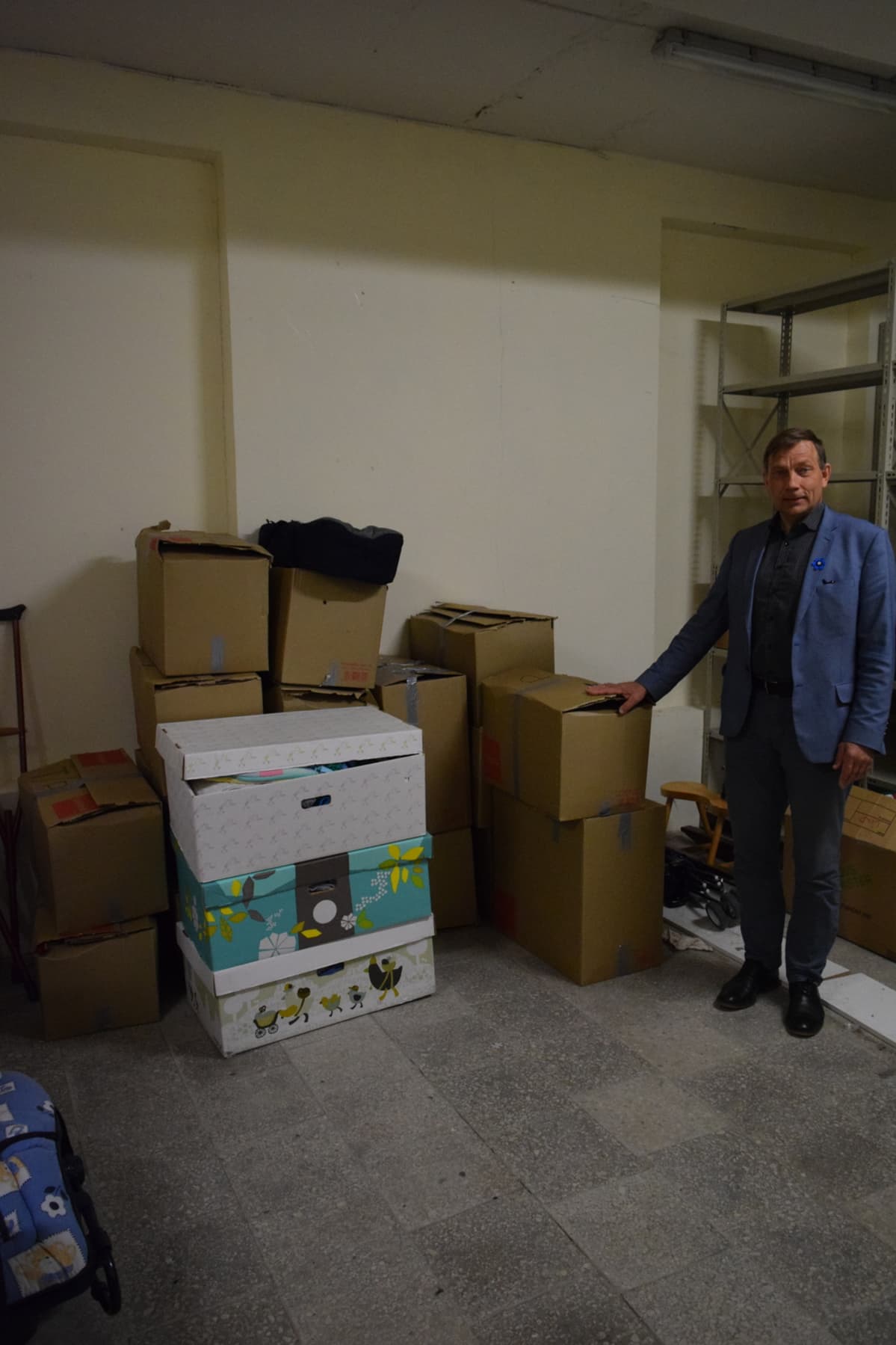 Vöryn apulaiskaupunginjohtaja Sixten Sild lahjoitusten kanssa.