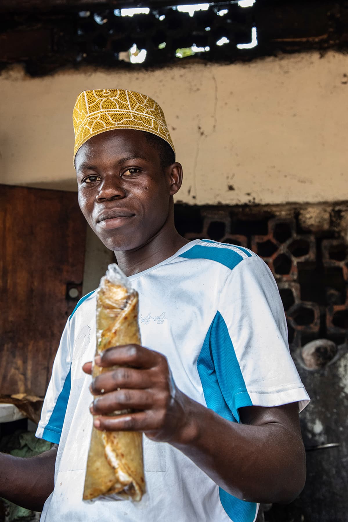 Ugandan pääkaupungissa Kampalassa rolexiständiä pitävä Ashraf näyttää valmiin rolexin.