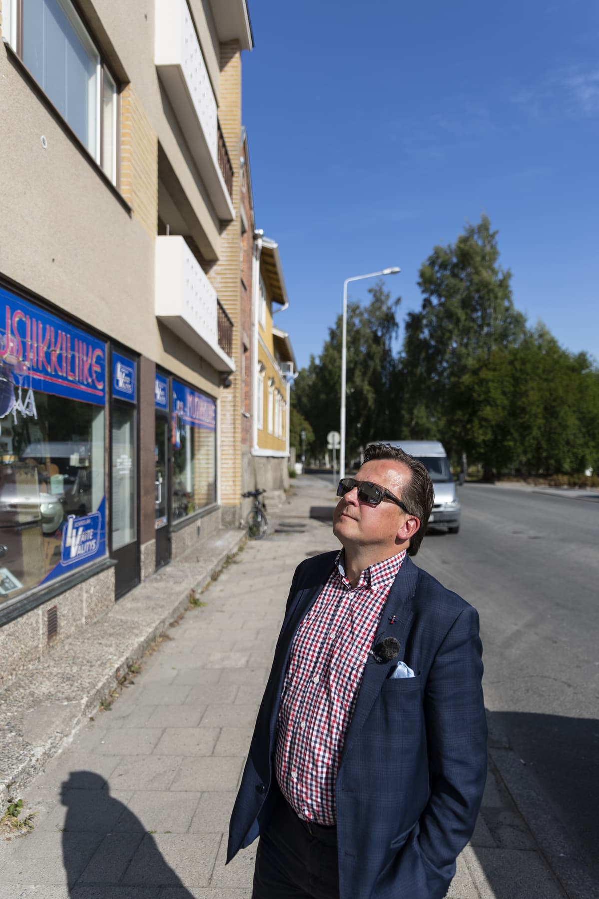 Kuvassa toimitusjohtaja Janne Ylinen katselee Kokkolan ensimmäistä HalpaHallia