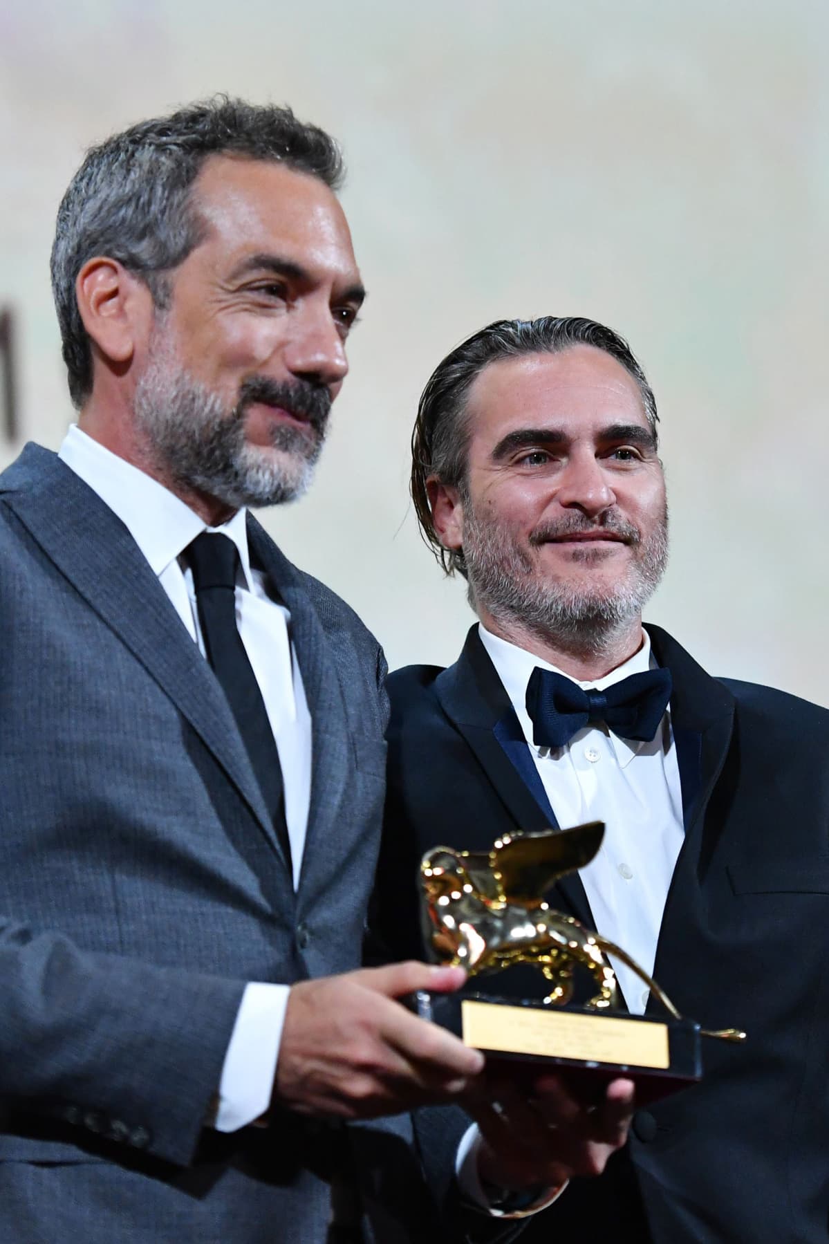 Yhdysvaltalaisohjaaja Todd Phillips (vas.) ja näyttelijä Joaquin Phoenix vastaanottivat Venetsian elokuvajuhlien pääpalkinnon elokuvallaan 'Joker' Lidon saarella 7. syyskuuta.