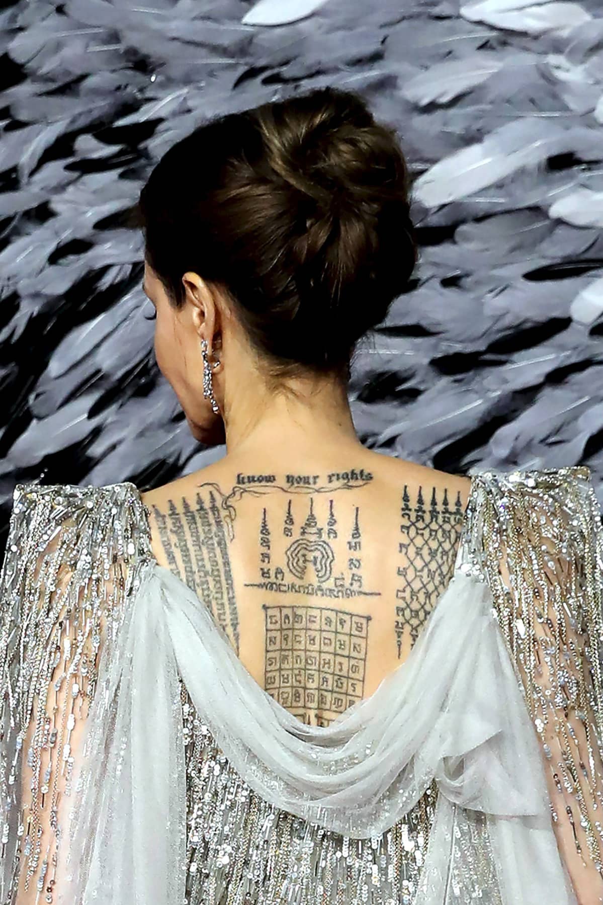 Kuvassa näkyvät Angelina Jolien mystiset tatuoinnit hänen selässään.