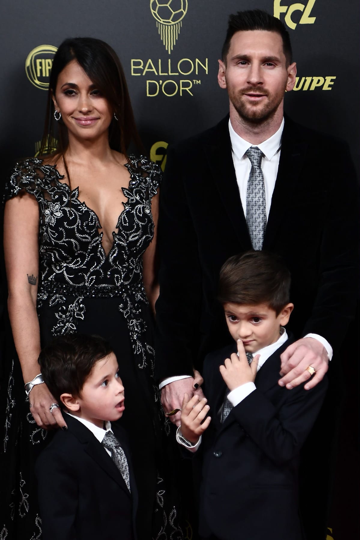 Kuvassa Lionel Messi ja hänen vaimonsa Antonella Roccuzzo sekä pariskunnan pojat Thiago ja Mateo. 2.12.2019