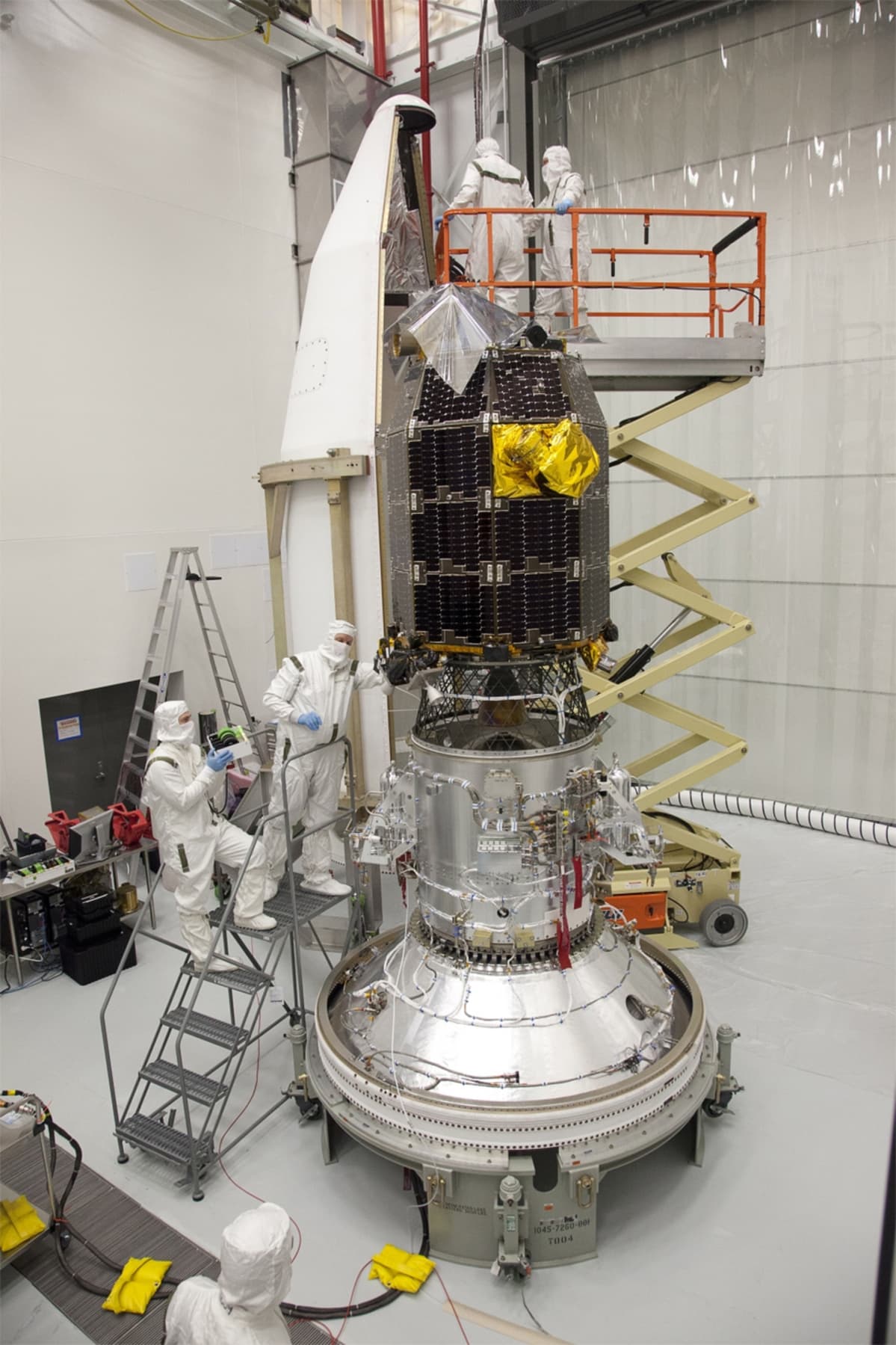 NASA:n työntekijät kiinnittävät LADEE-luotaimen Minotaur V -kantoraketin kärkiosaan.