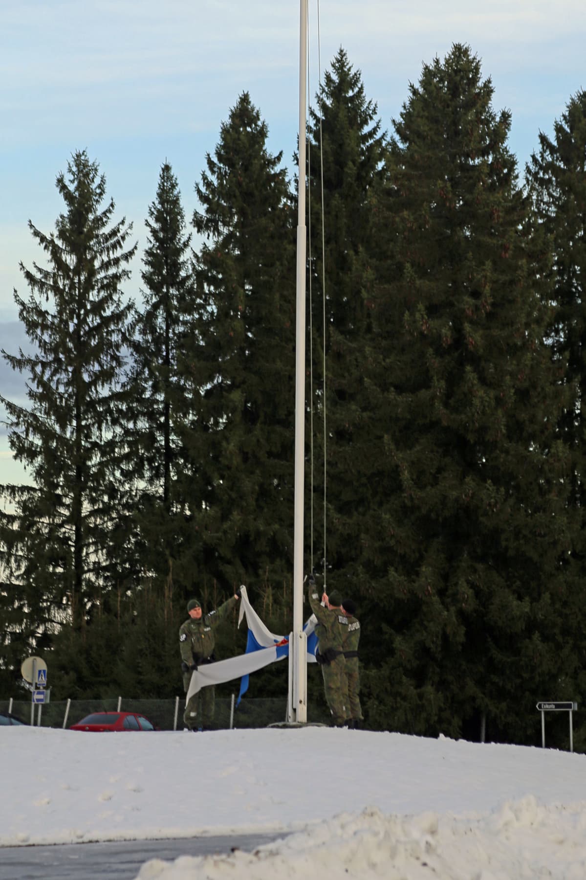 Kauhavan lentosotakoulun lippu laskettiin salosta viimeisen kerran 31.12.2014