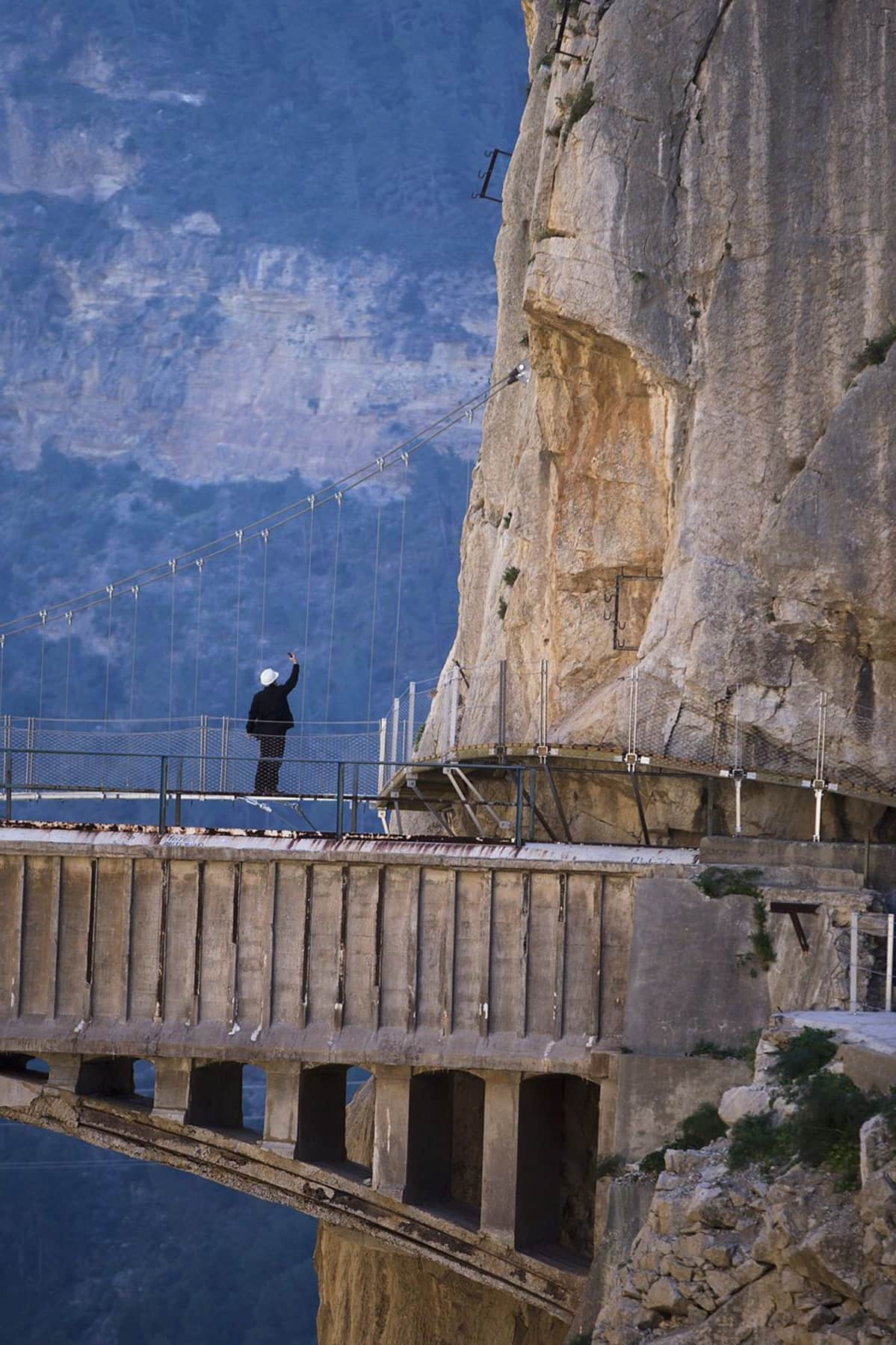 Toimittajat tutustuvat uusittuun Caminito del Rey -kävelypolkuun Gaitanesin rotkolla lähellä Malagaa.