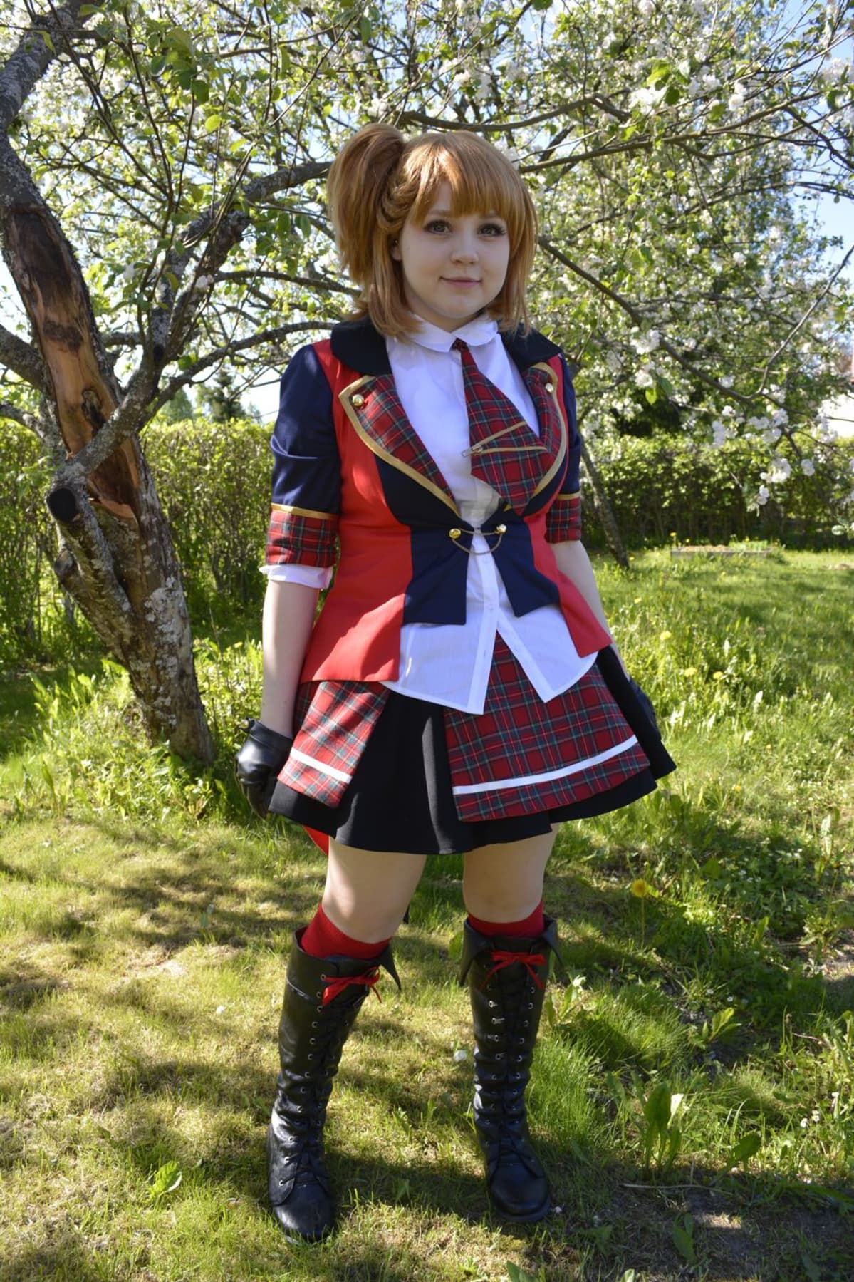 Anette Pitkänen pihassa cosplay asussa