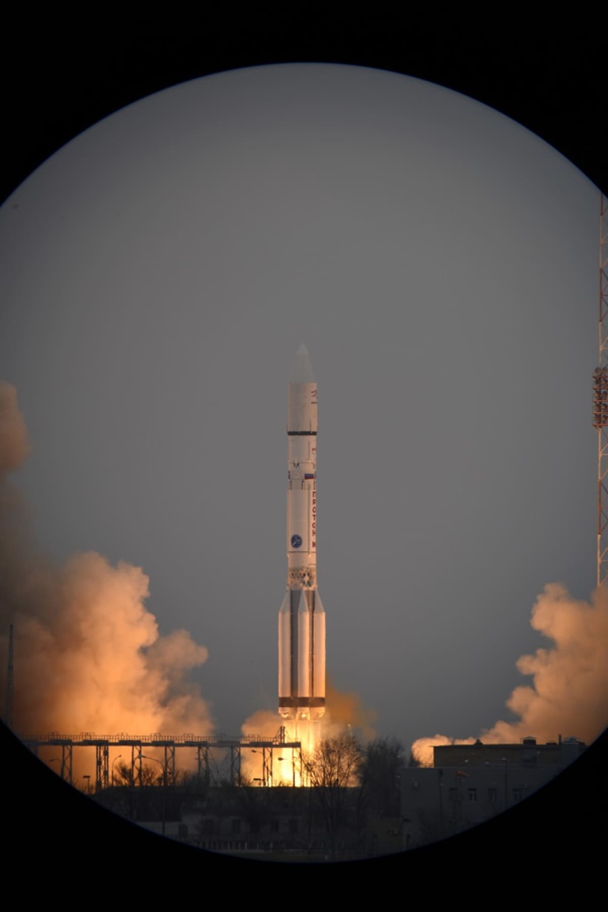 Raketti nousemassa ilmaan.