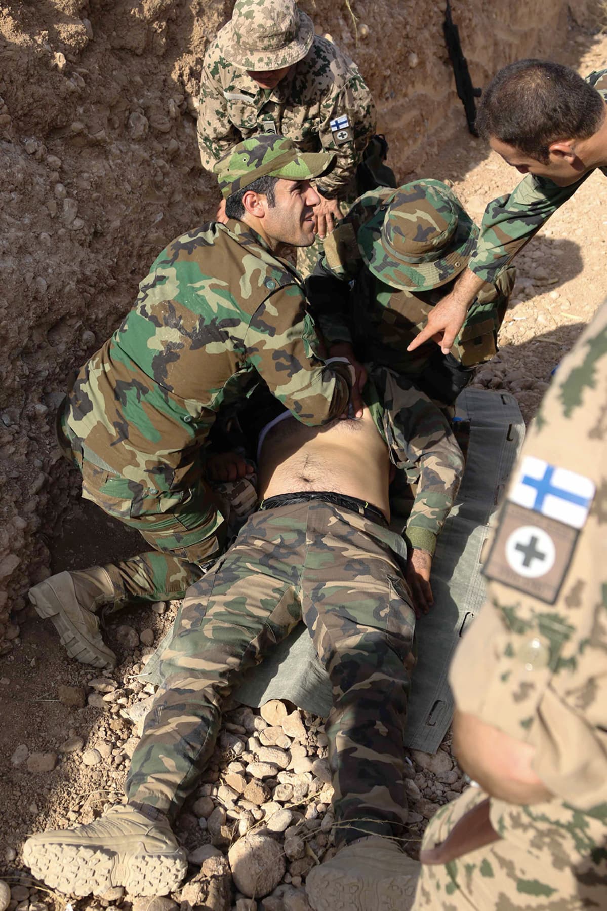 Suomalaiskouluttajat seuraavat peshmergojen ensiapuharjoitusta.