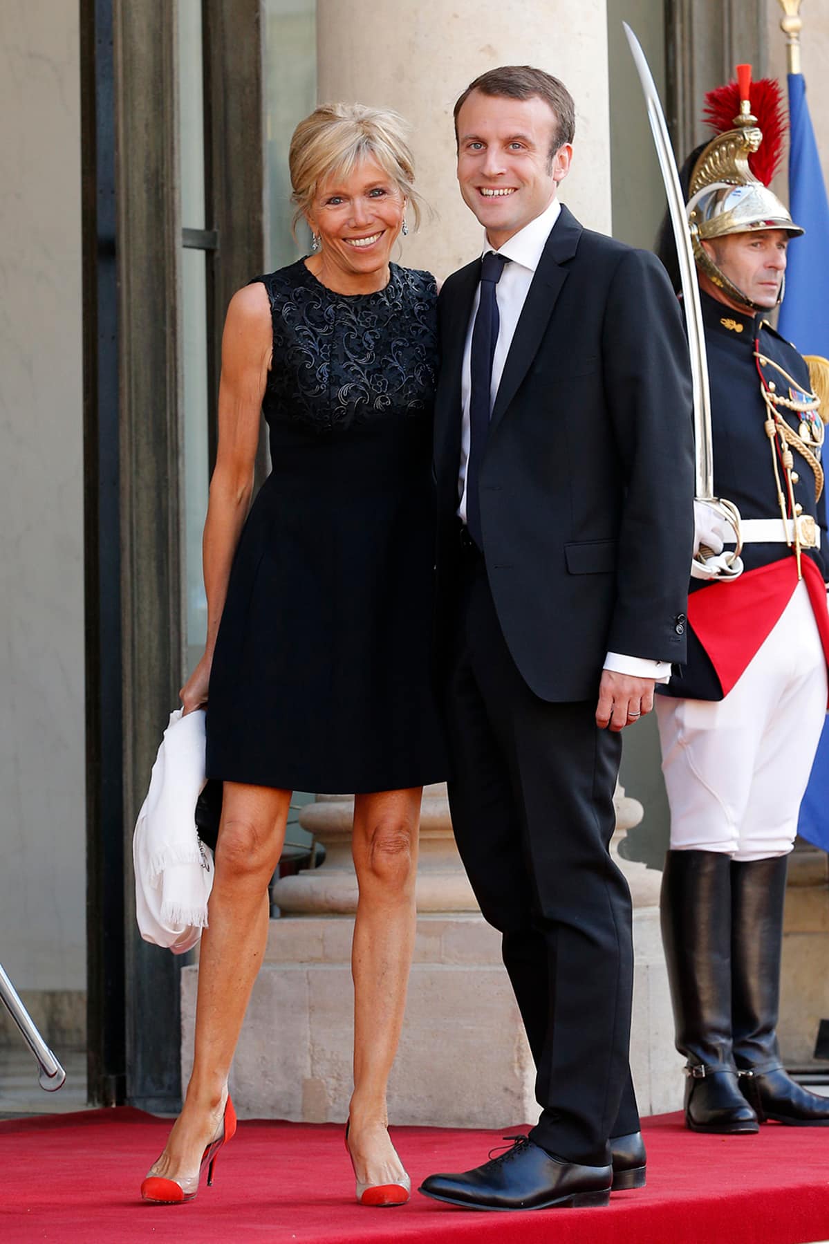 Brigitte Trogneux ja Emmanuel Macron punaisella matolla.