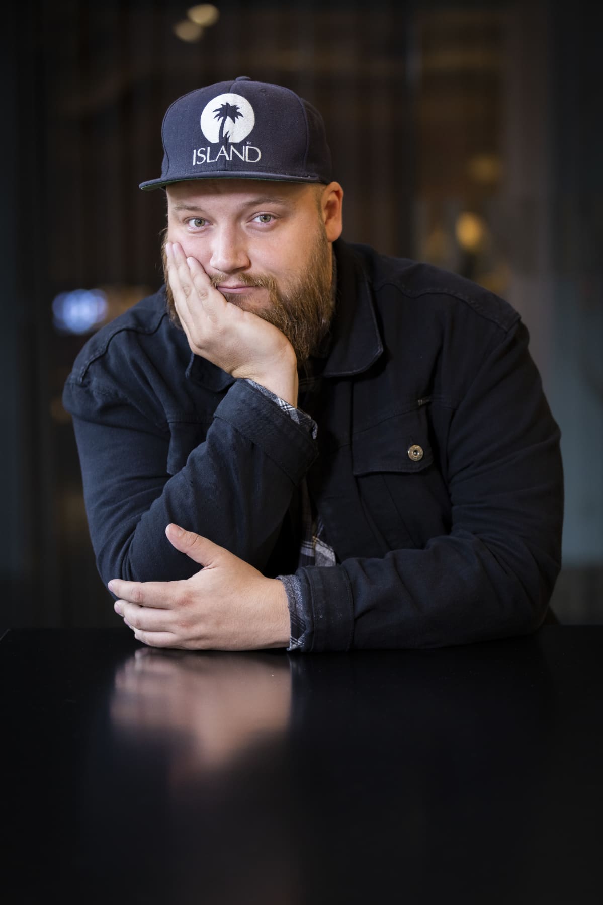 Muusikko Kasmir Universal Musicin tiloissa.