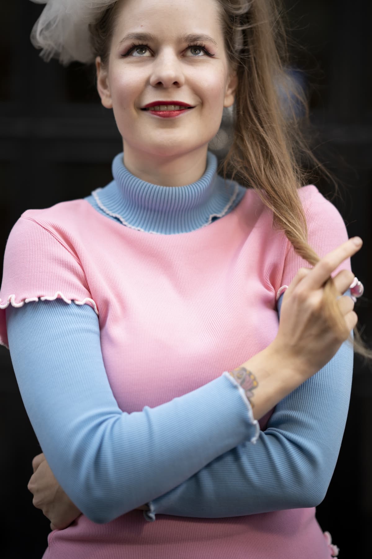 Ina Mikkola pyörittää ponnaria sormen ympärillä.