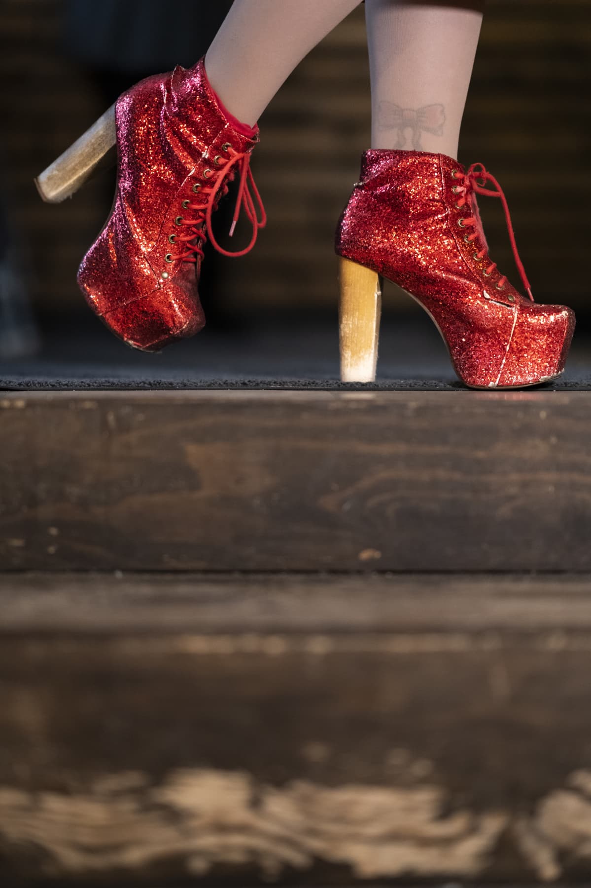 Ina Mikkolan punaiset glitter-korkokengät lähikuvassa.