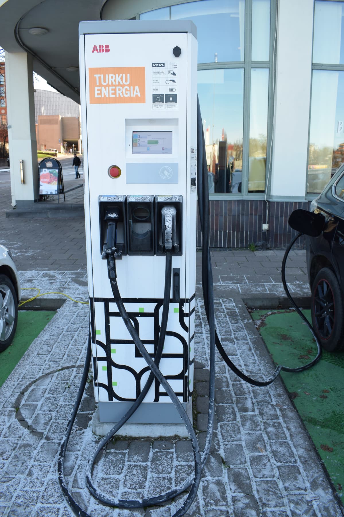 Sähköautojen latausasema Turun linja-autoasemalla