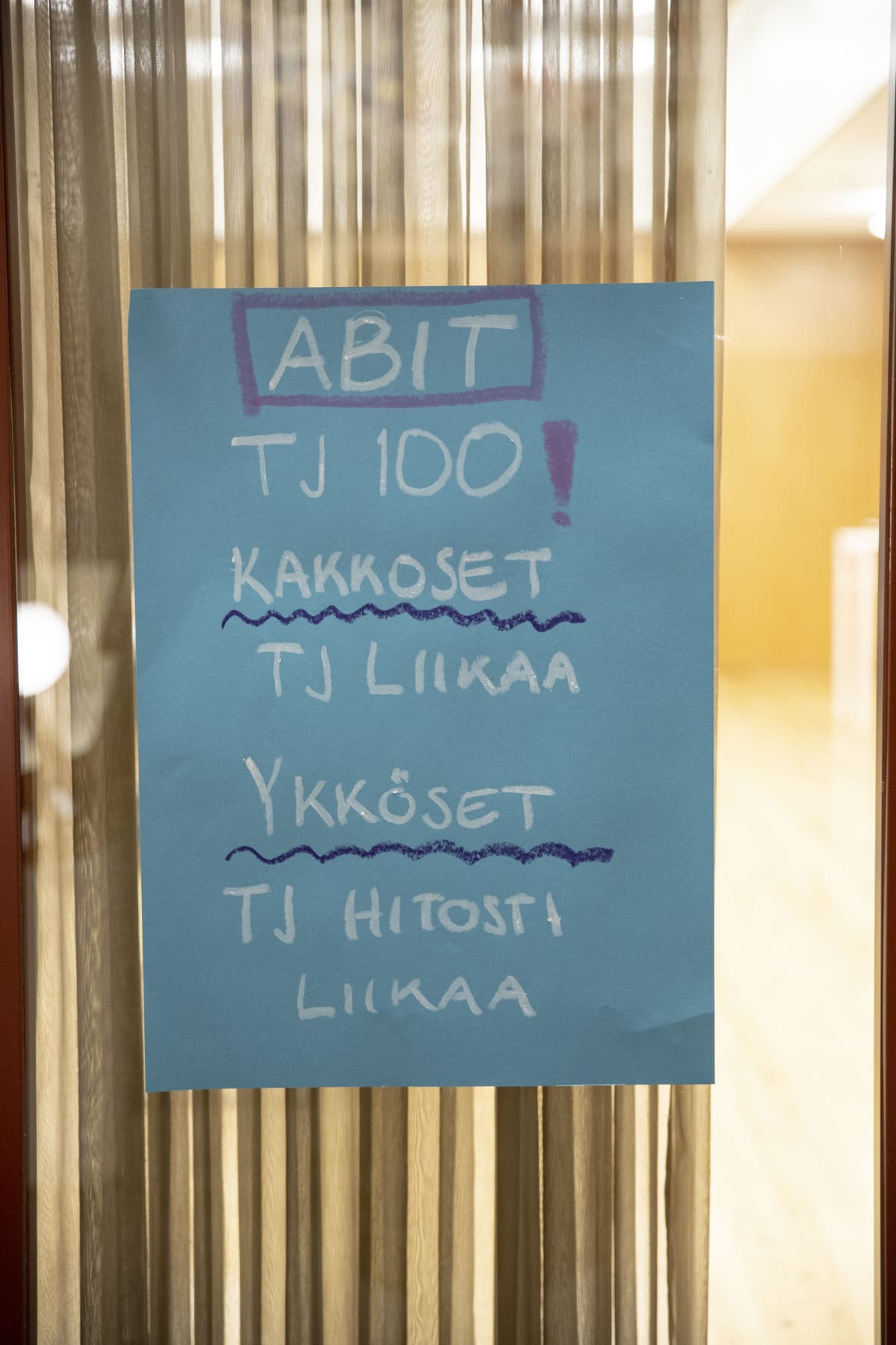 Abiturienttien juliste, jossa irvaillaan koulupäivien määrästä.