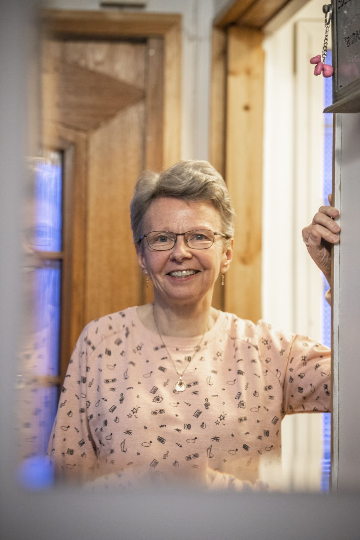 Kuopiolainen Marja Väisänen katsoo itseään peilin kautta.