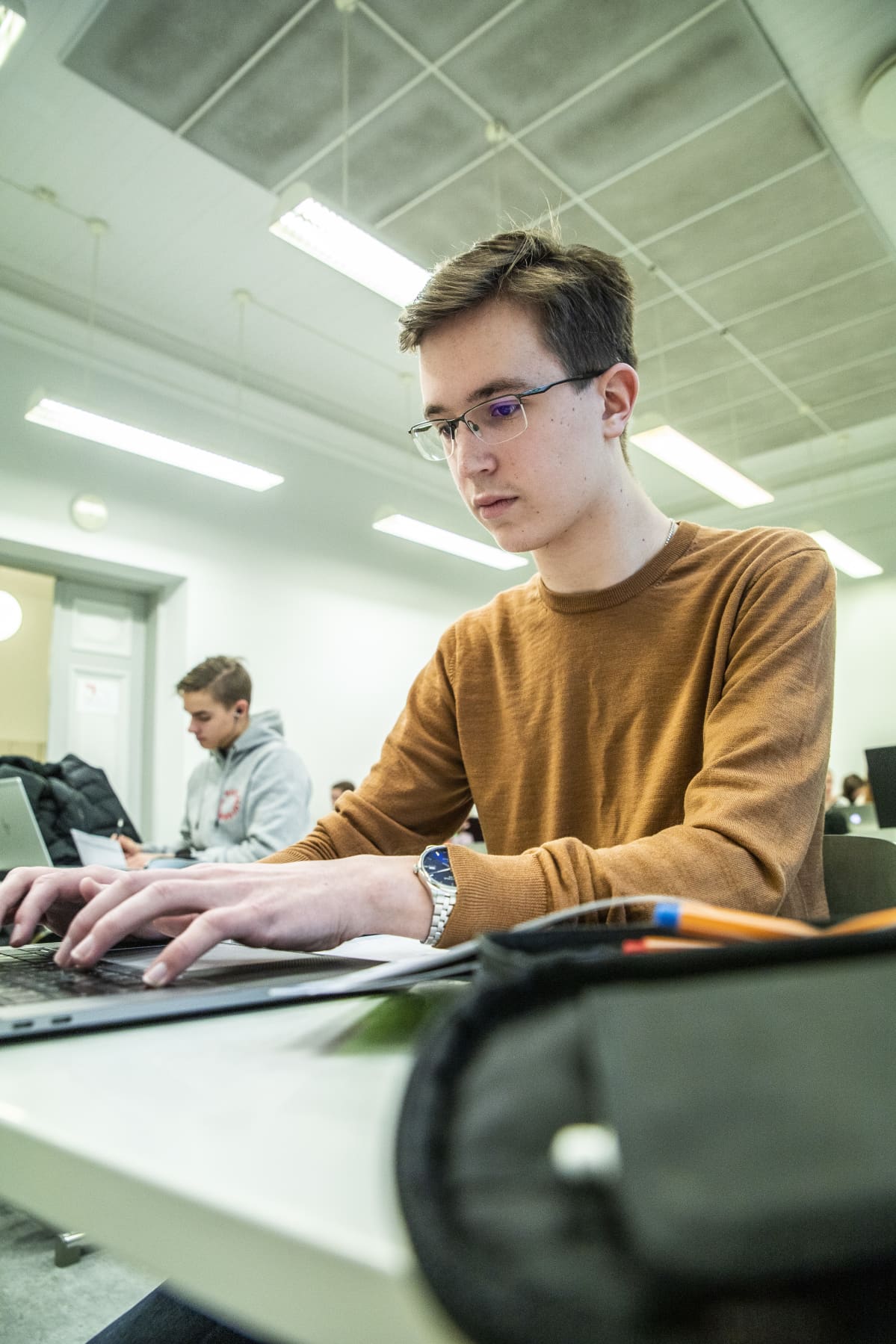 Siilinjärveläinen Veeti Ruotsalainen laskee matematiikan tehtäviä tunnilla.