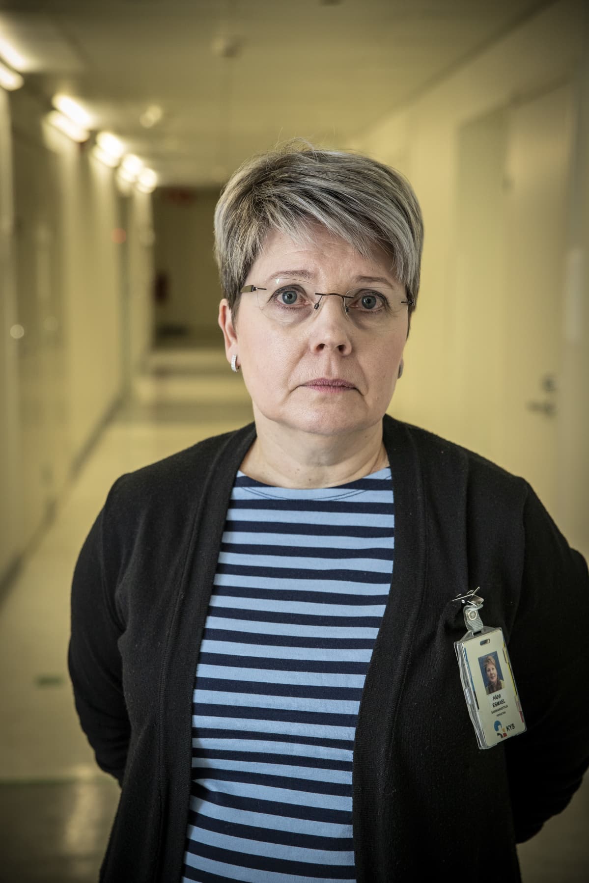 Sairaanhoitaja Päivi Esmael Julkulan sairaalan käytävällä