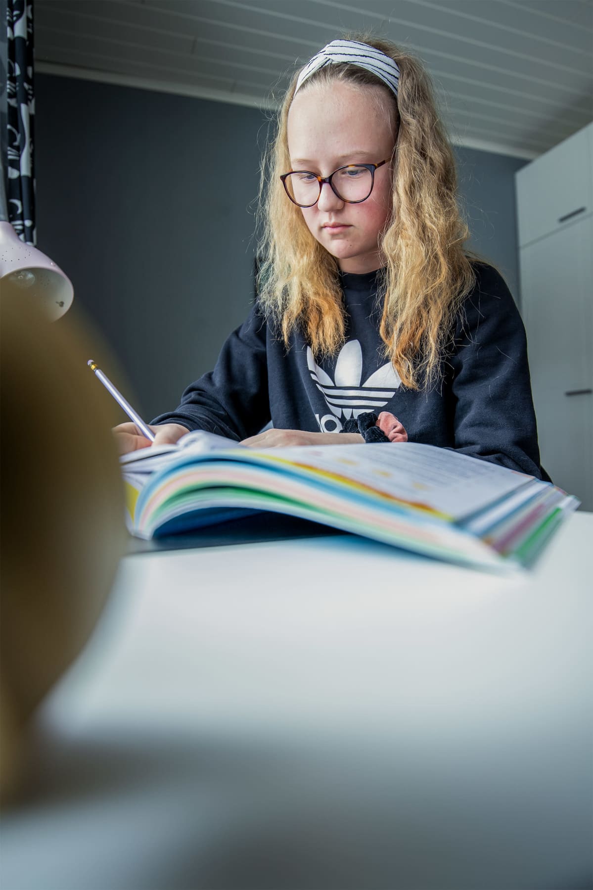 Saimi Perlinen tekee kotitehtäviään.
