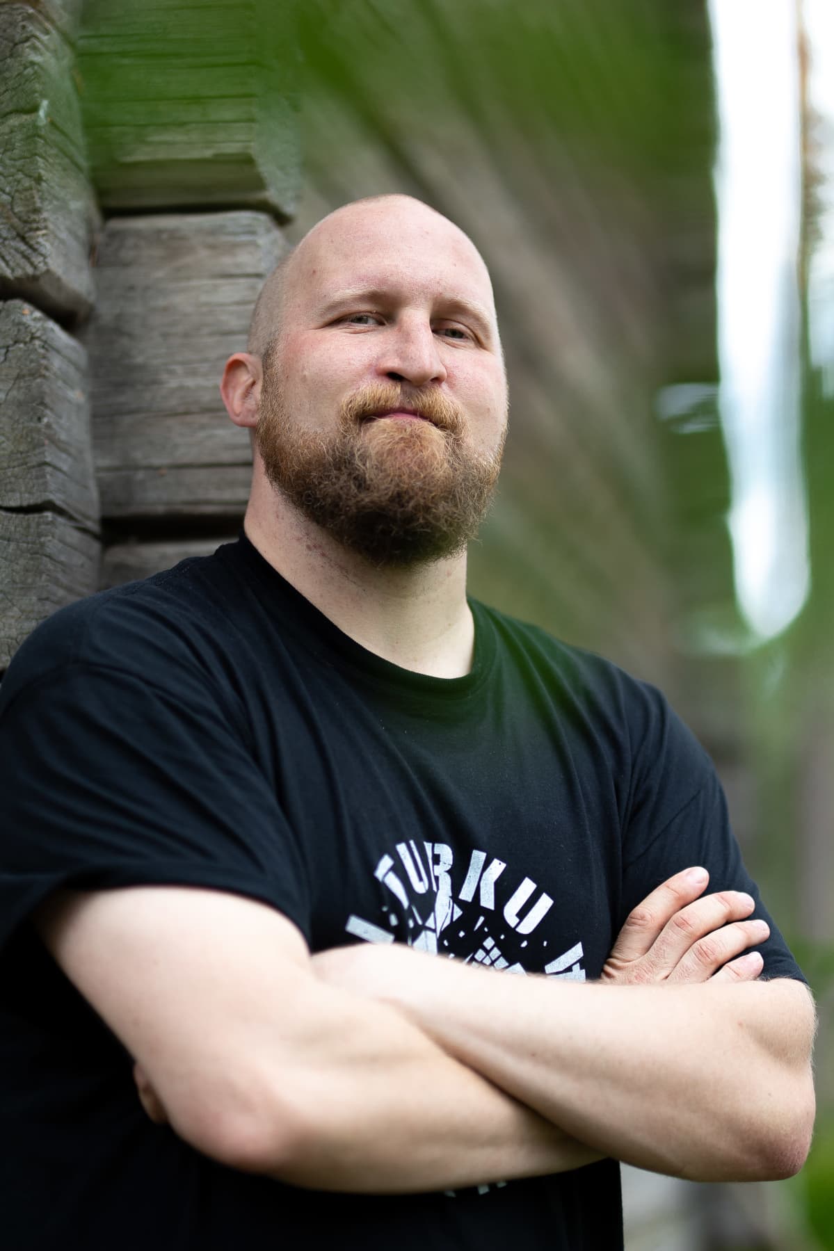 Paleface nojaamassa aitan seinään.