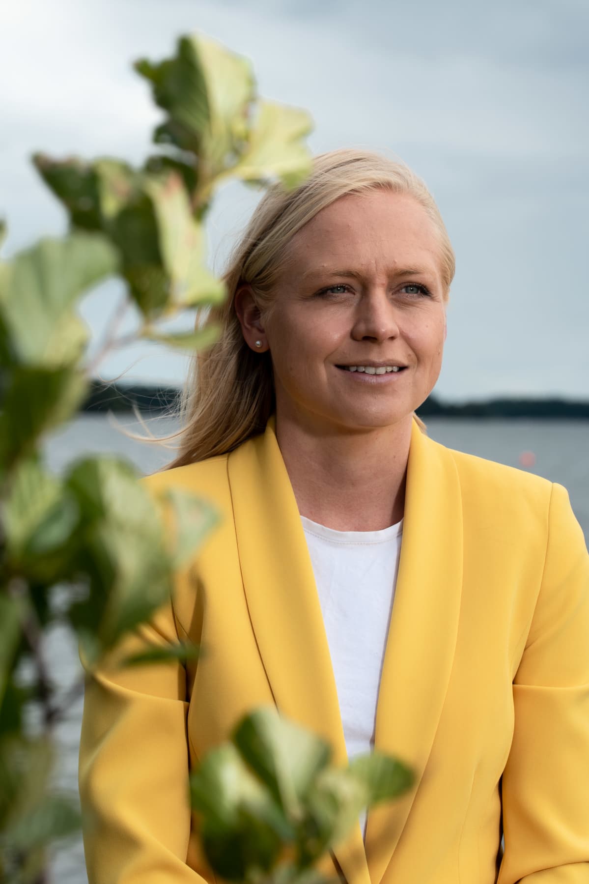 Elina Lepomäki meren rannassa.
