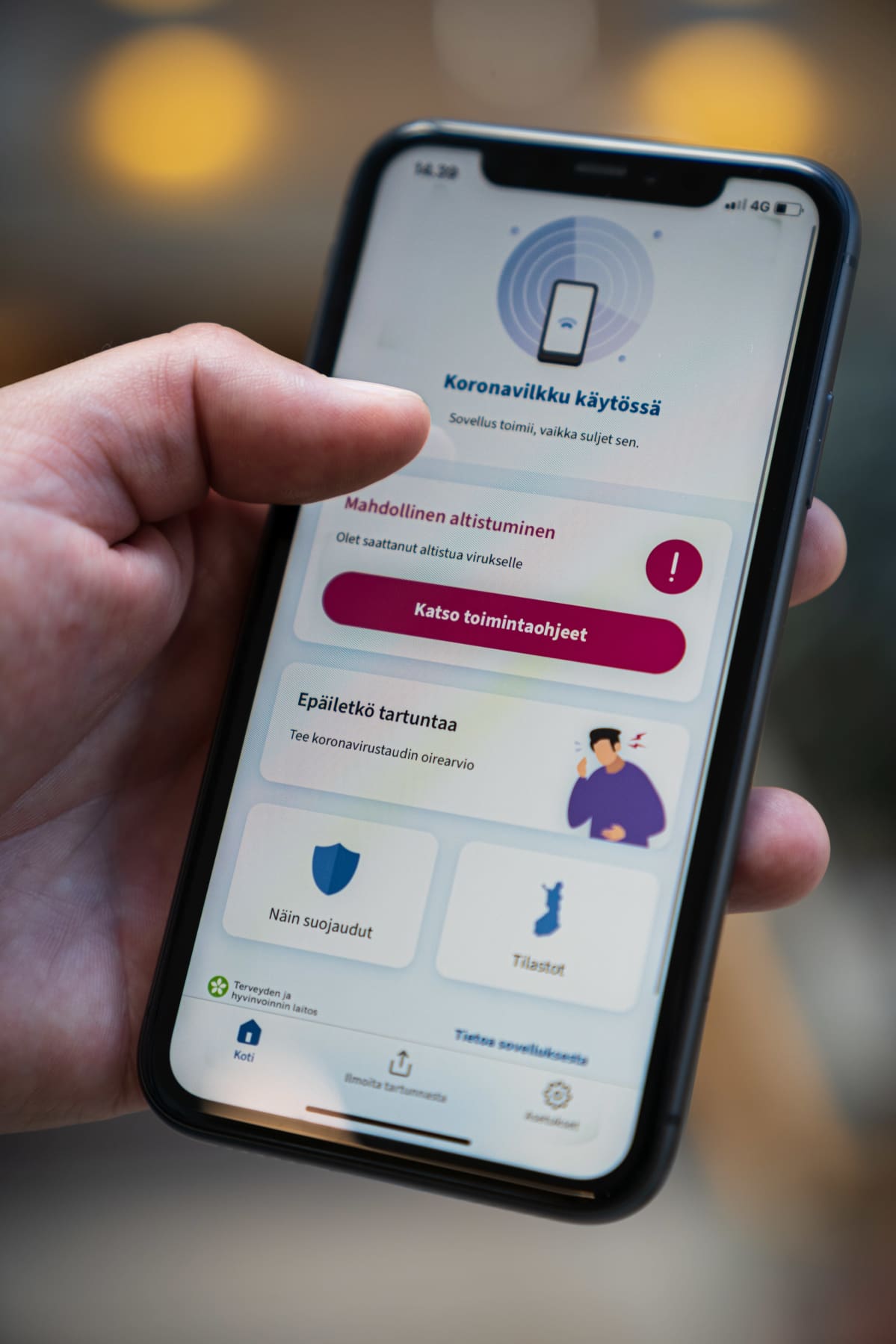 Kännykässä THL:n mobiilisovellus koronavirustartunnan ehkäisemiseksi.