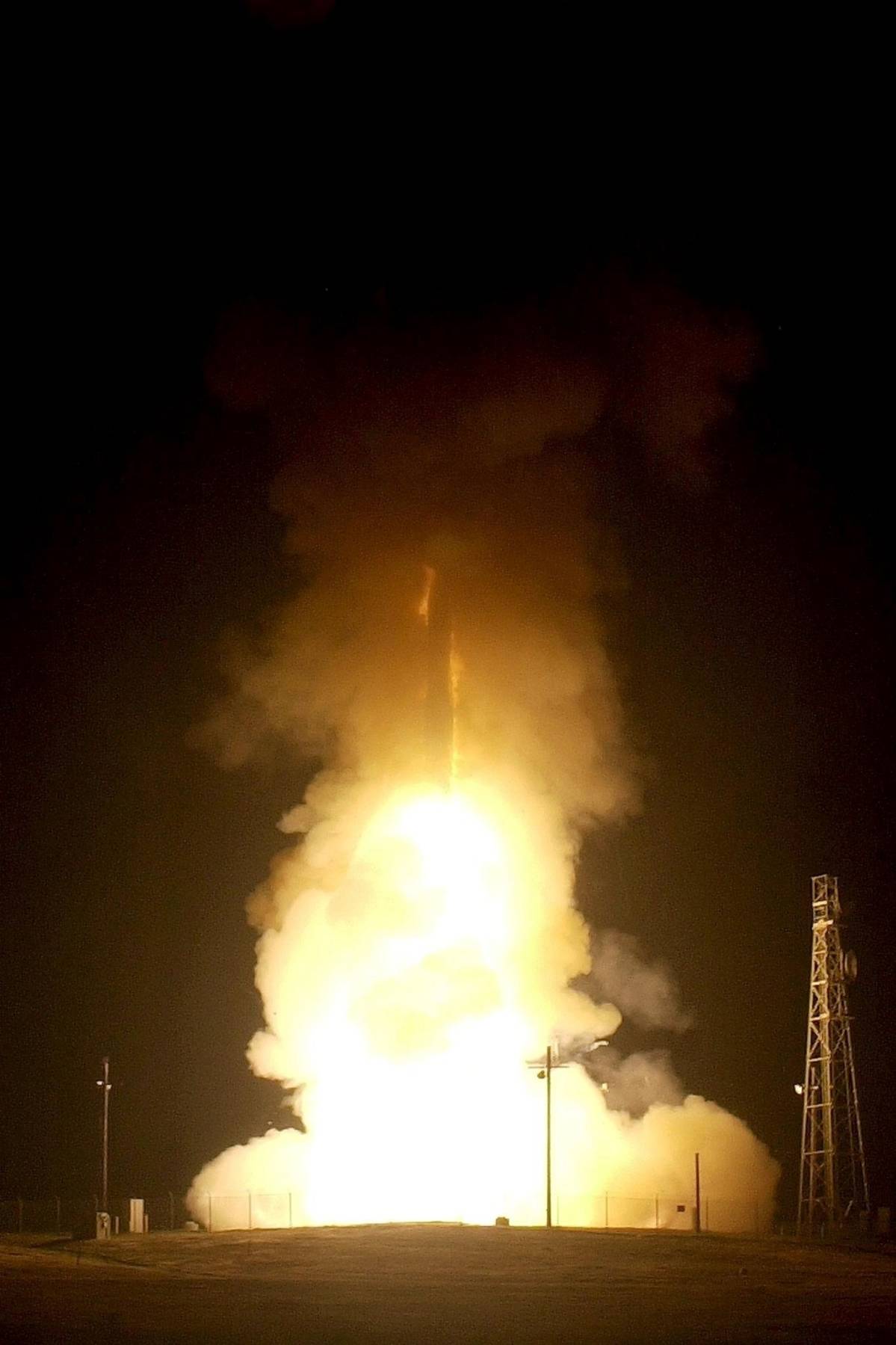 Aseistamaton Minuteman III -ohjus laukaistaan.