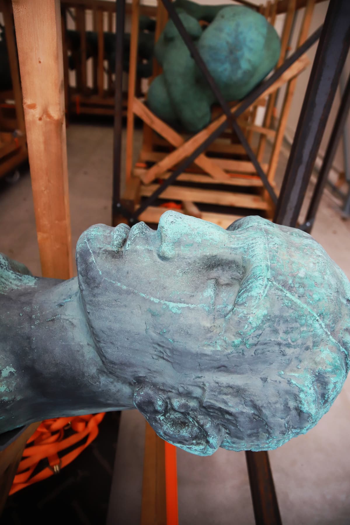 Wäinö Aaltosen Kauppias-veistos makaa puukehikossa Tampereen museoiden kokoelmakeskuksessa Ruskossa