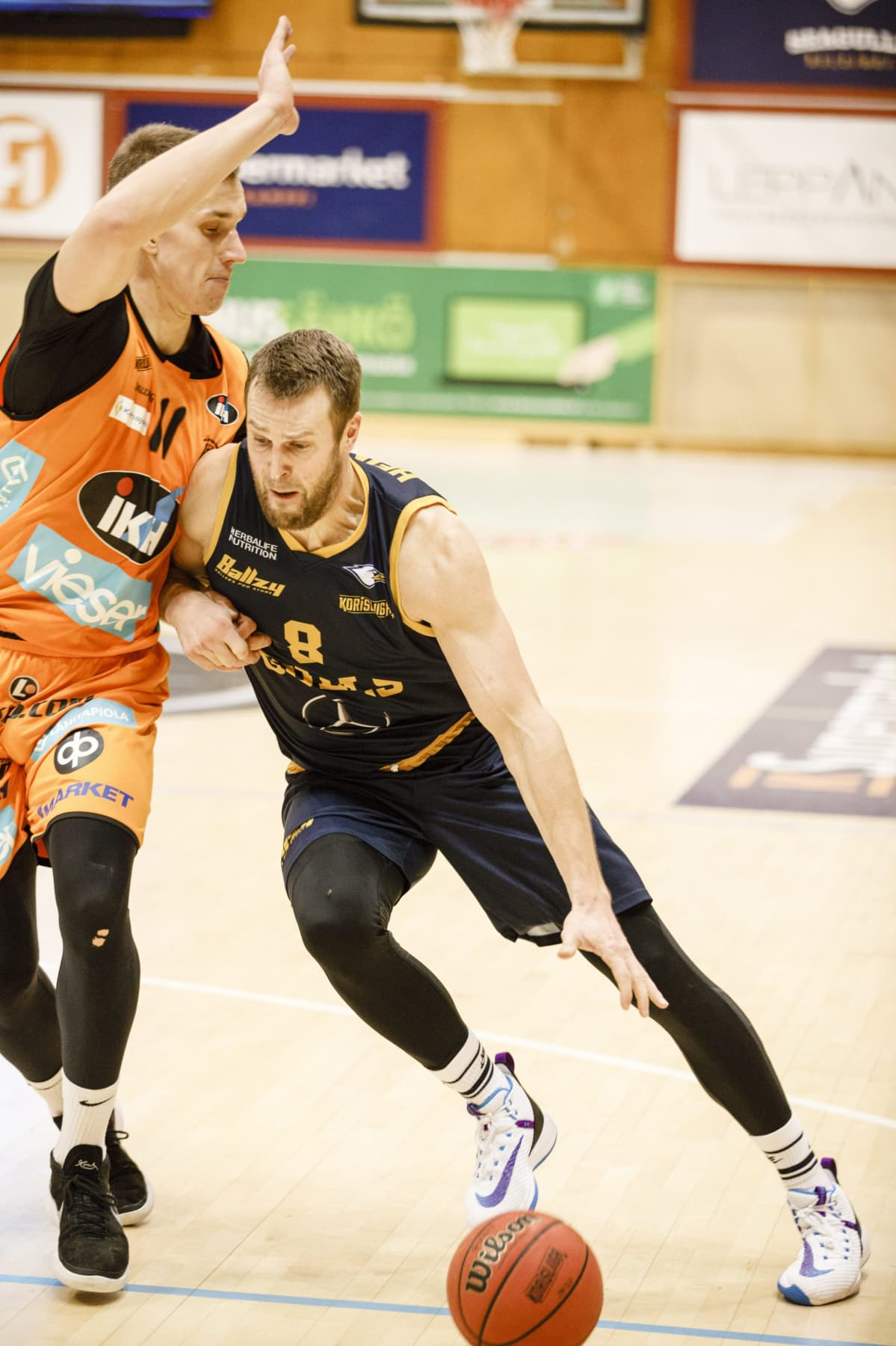 Seagullsin Timo Heinonen (oik.) ohittaa Karhujen Mikael Laihonen