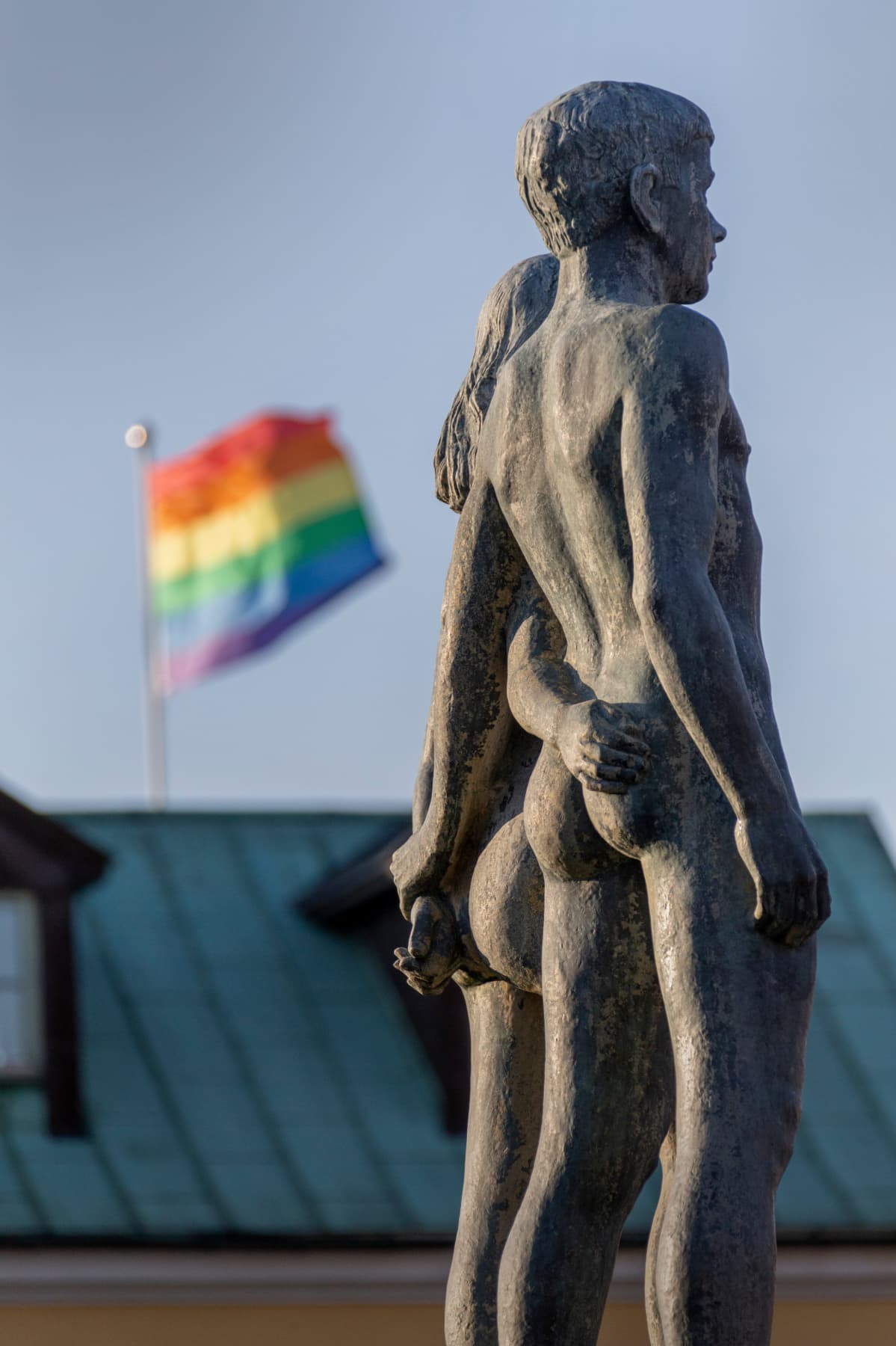 Pohjoismaisen mytologian ensimmäinen mies ja nainen Ask ja Embla, taustalla sateenkaarilippu