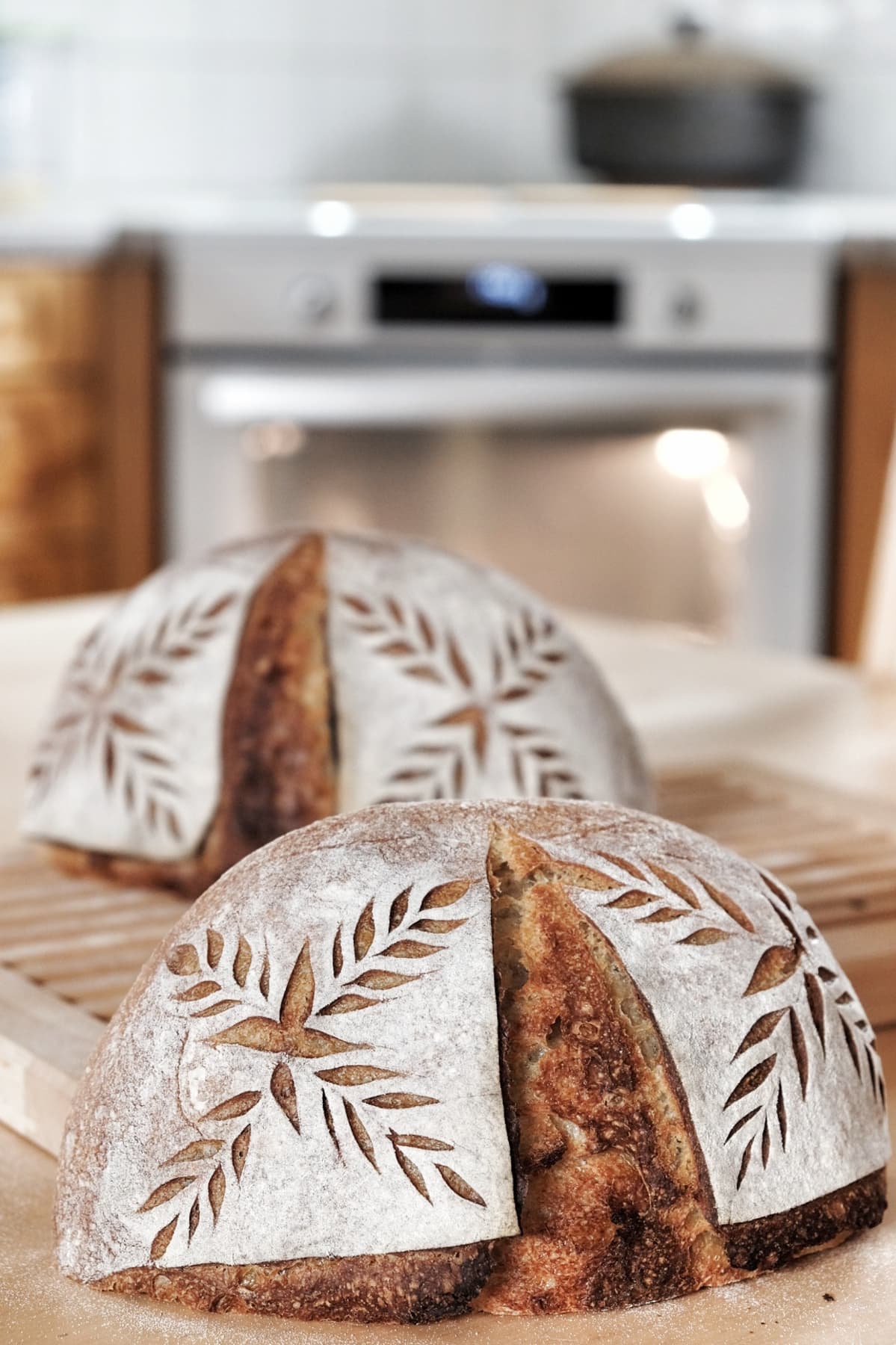 Hankolaisen Mia Nybergin leipoma ja koristelema hapanjuurileipä.