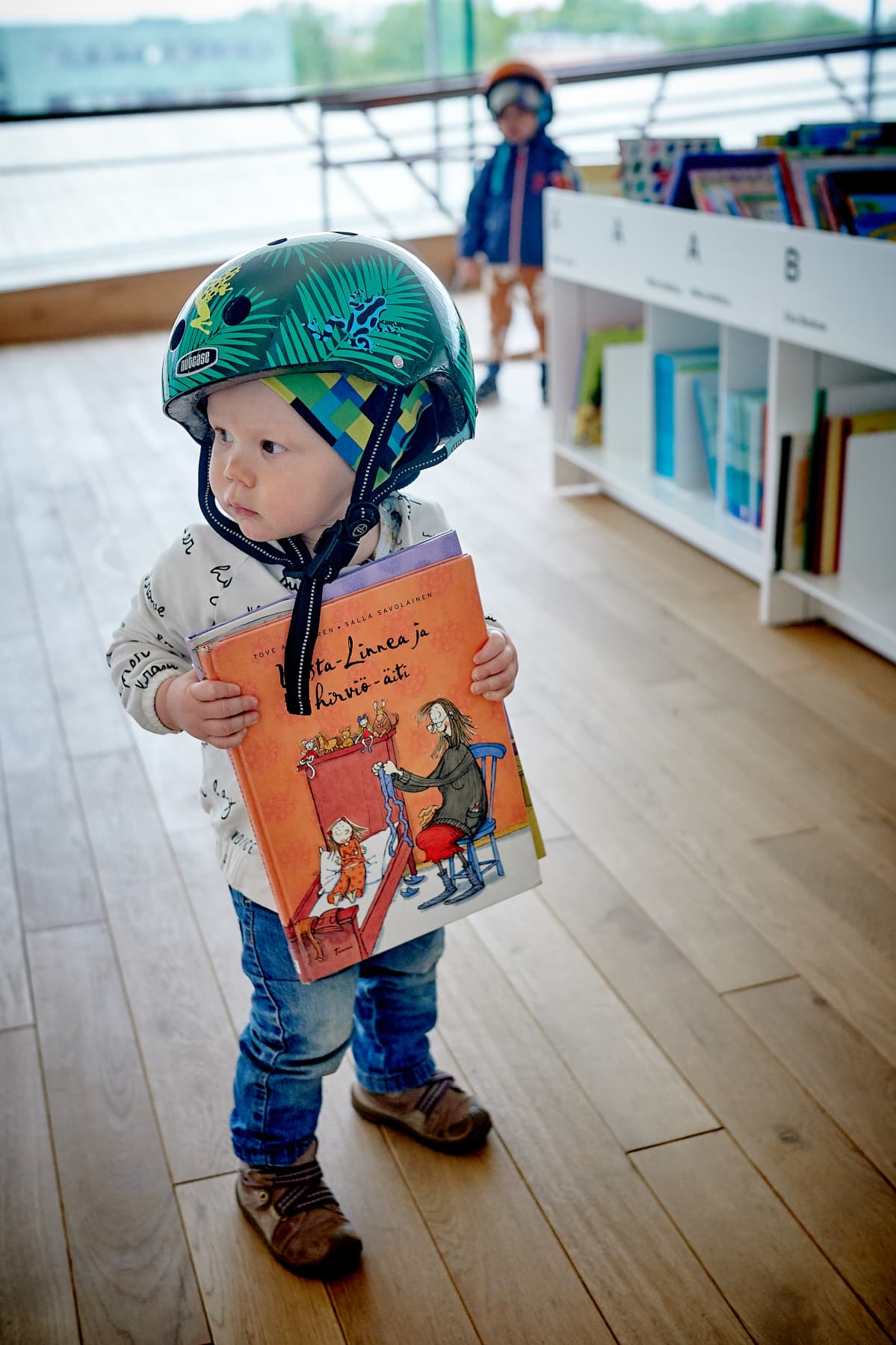 Jouka täydentää Oodissa kirjahyllyään
