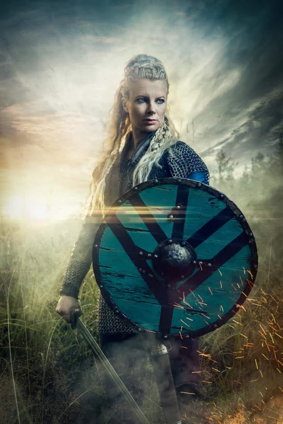 Nainen kilven kanssa. Valokuvaaja Antti Karppisen valokuva, joka jäljittelee Vikings televisiosarjan fantasiatyyliä.