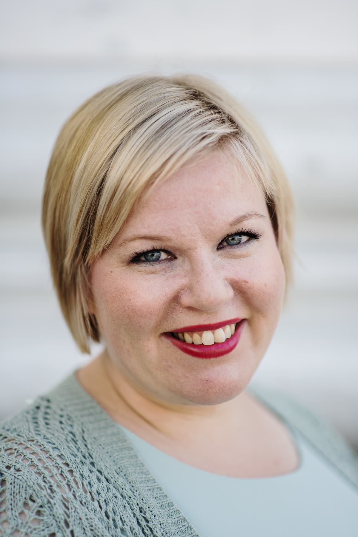 Kuvassa Helsingin keskustassa on Keskustan Annika Saarikko, joka on parhaillaan perhevapaalla. Saarikko palaa työhönsä tiede- ja kulttuuriministeriksi elokuussa.