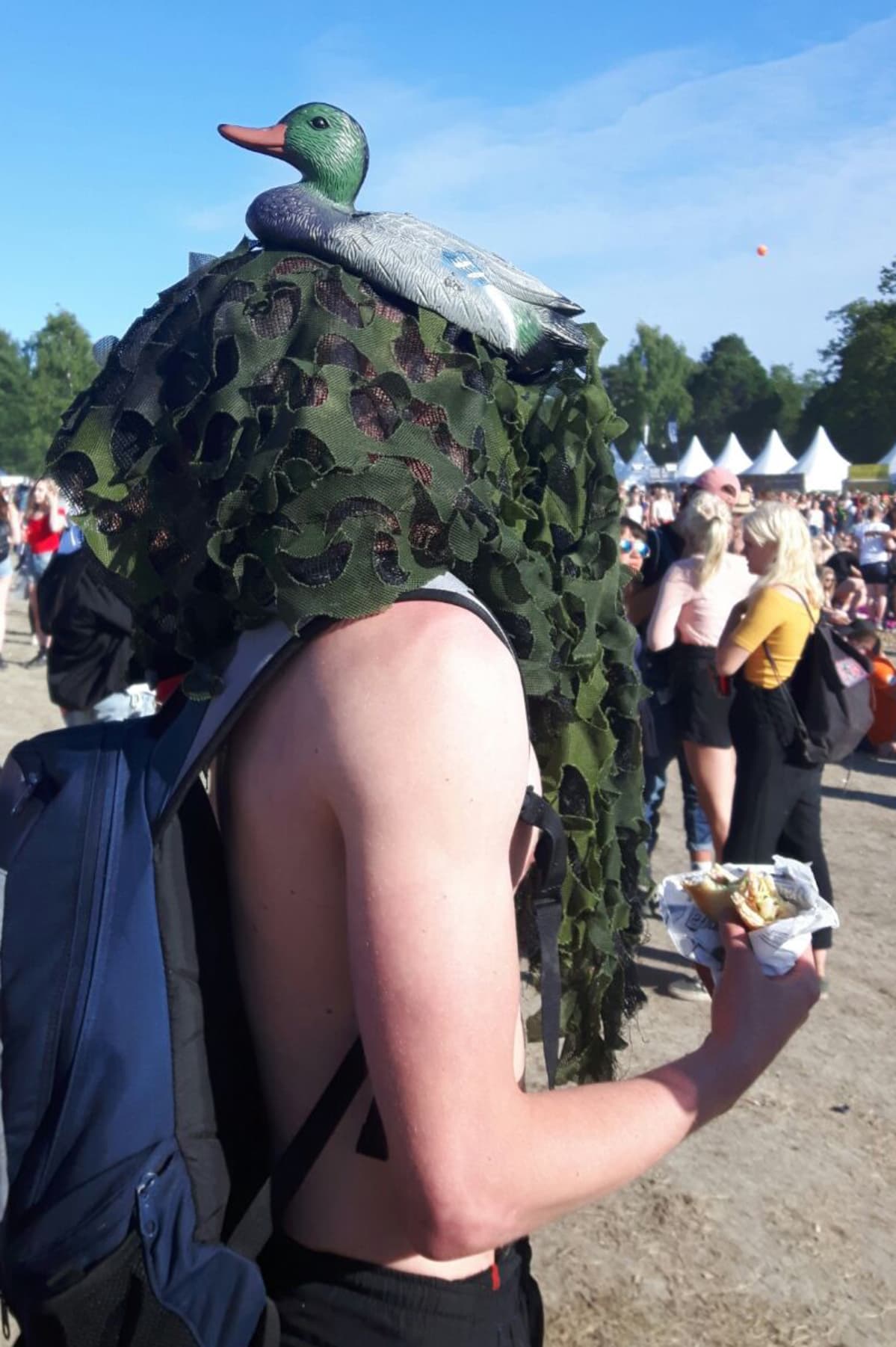 Mies, jolla on sorsa ja maastokuvioinen vaate päässään Ruisrockissa.