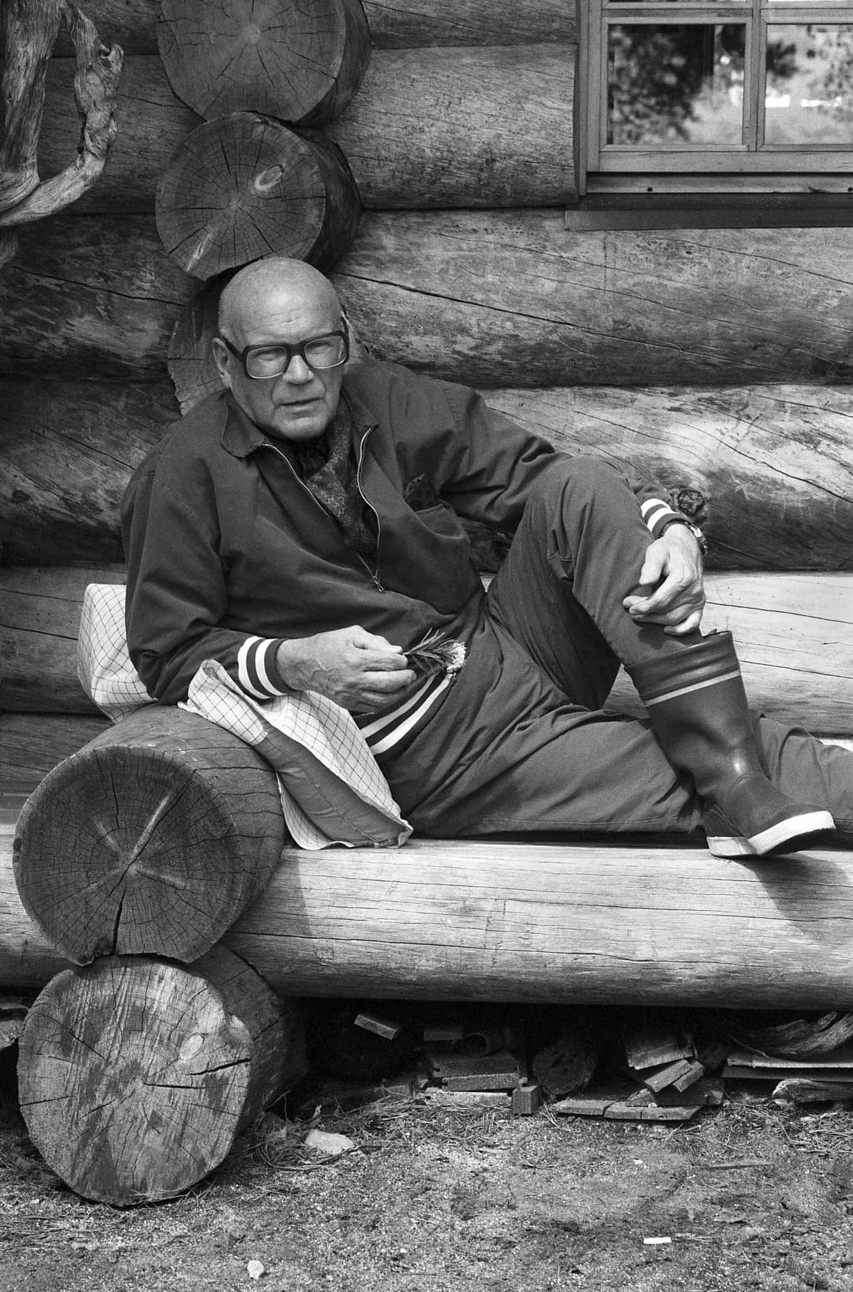 Kekkonen Sotamaan mökillä Konnevedellä.