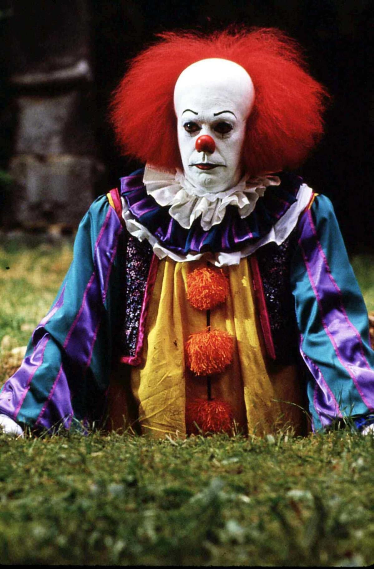 Murhaajaklovni. Maskin alla Tim Curry.