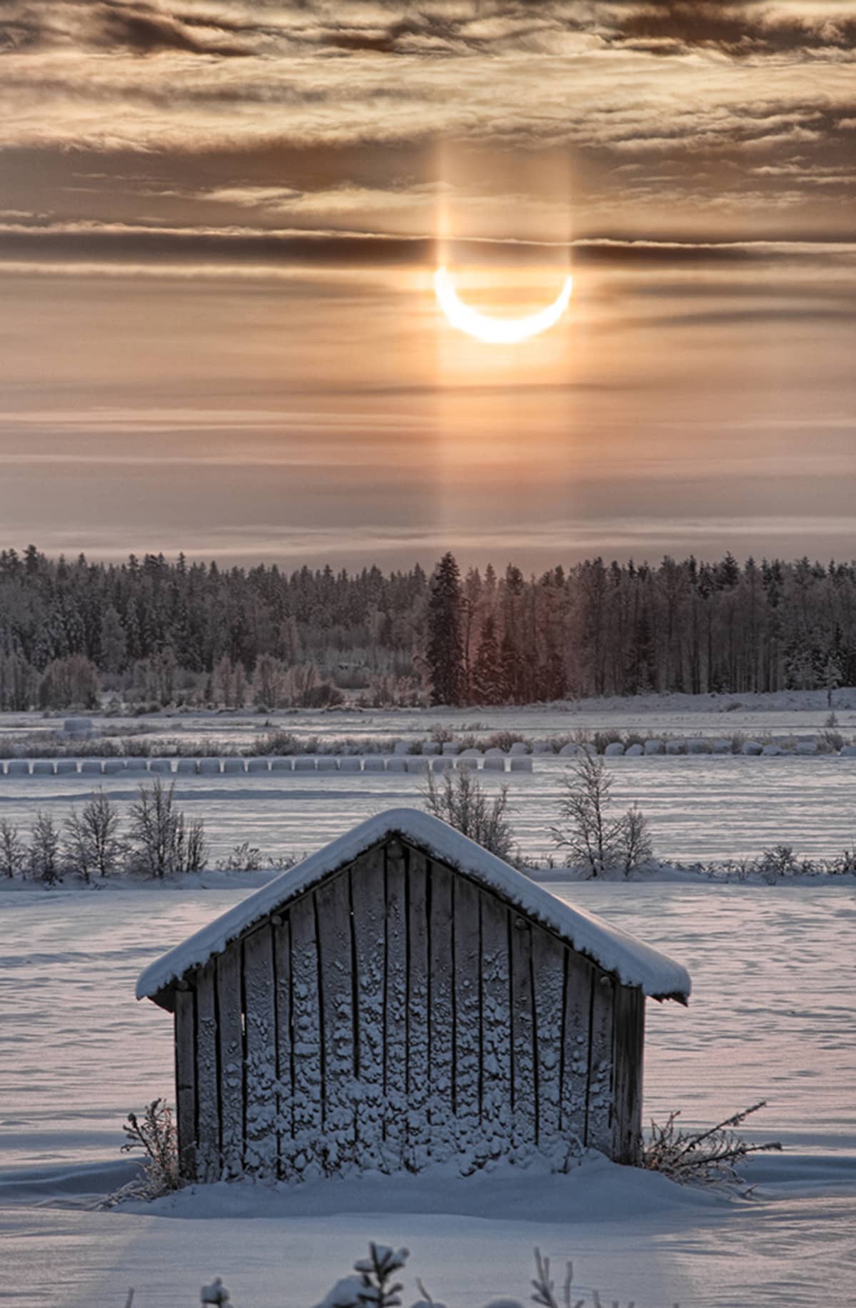 Valokuvataiteilija Joni Virtasen kuva auringonpimennyksestä aamulla.