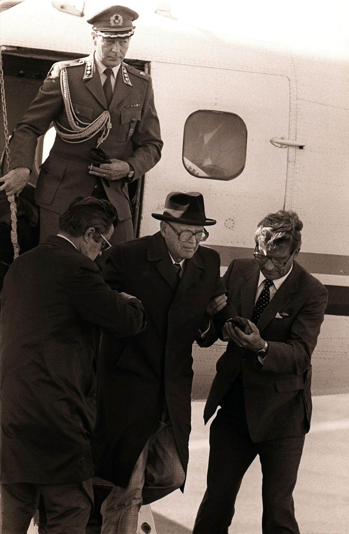 Presidentti Kekkosta autetaaan ulos lentokoneesta elokuussa 1981.