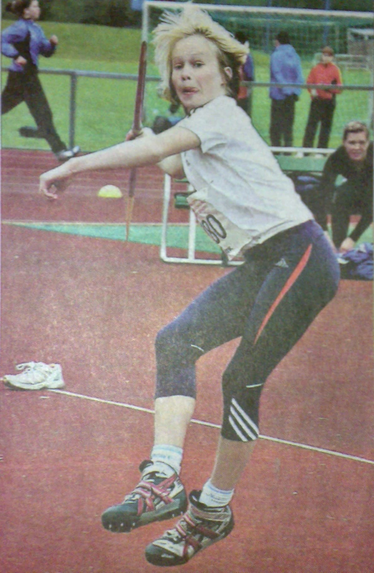 Petra Olli voitti 15-vuotiaiden keihäänheiton SM-kultaa yli 50 metrin kaarella.