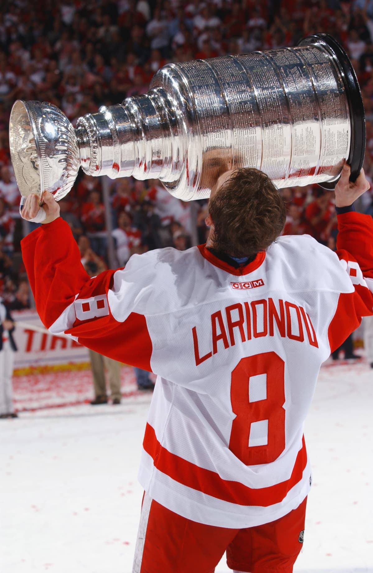 Igor Larionov voitti NHL-urallaan kolme Stanley Cupia. Hän pelasi 921 NHL:n runkosarjan ottelua, joissa teki 644 pistettä (169+475). Kuva Detroitin mestaruusjuhlista 2002.