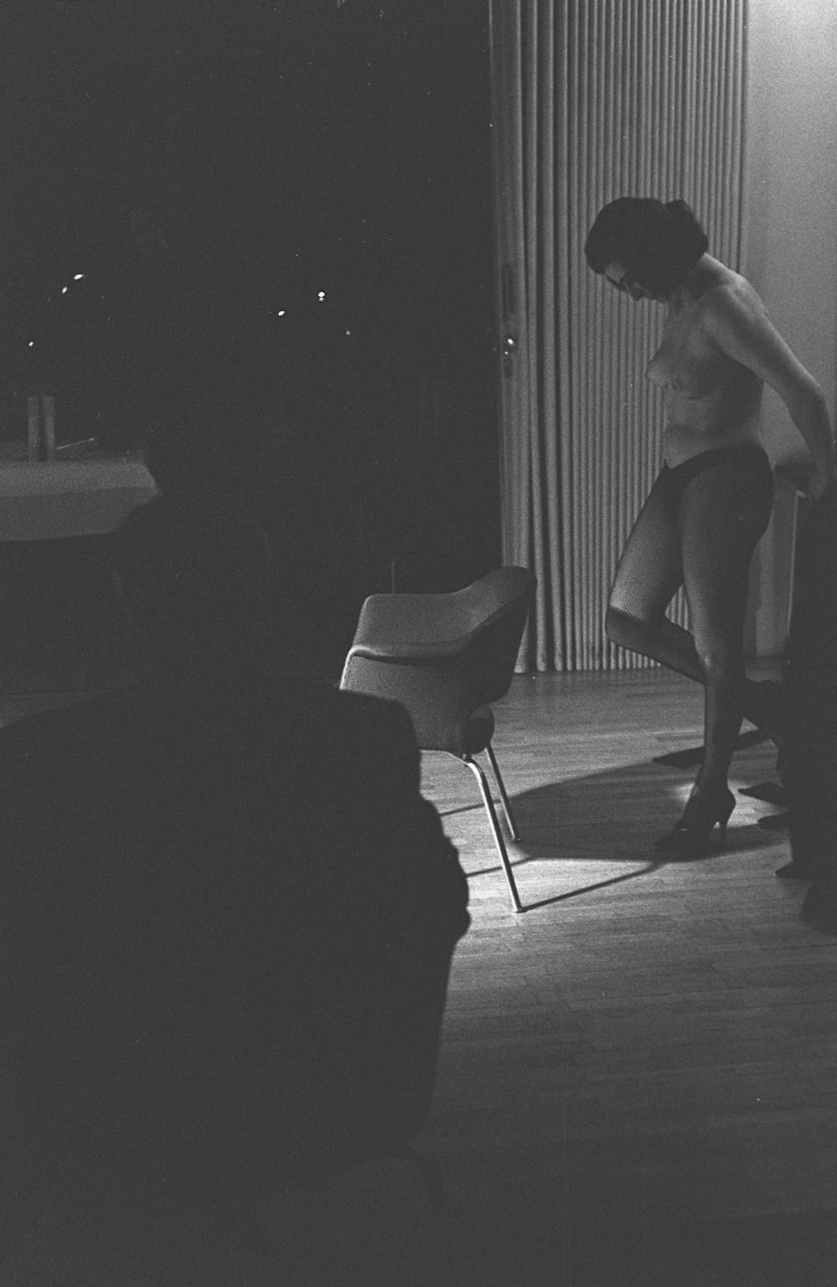 Nainen riisuuntuu ravintolan kabinetissa, mahdollisesti yksityinen striptease-esitys (strippari).