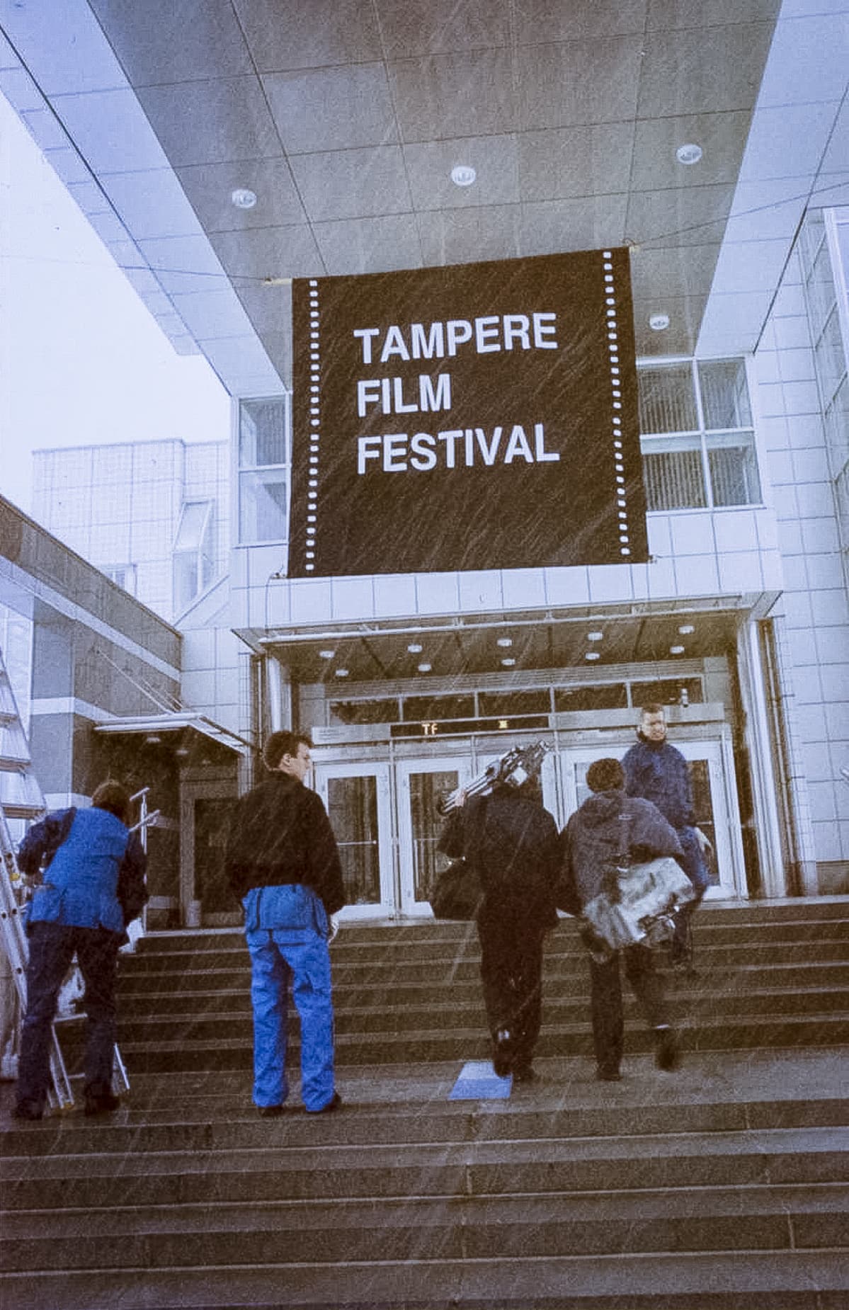Tampere Film Festival banderolli Tampere -talon edessä.