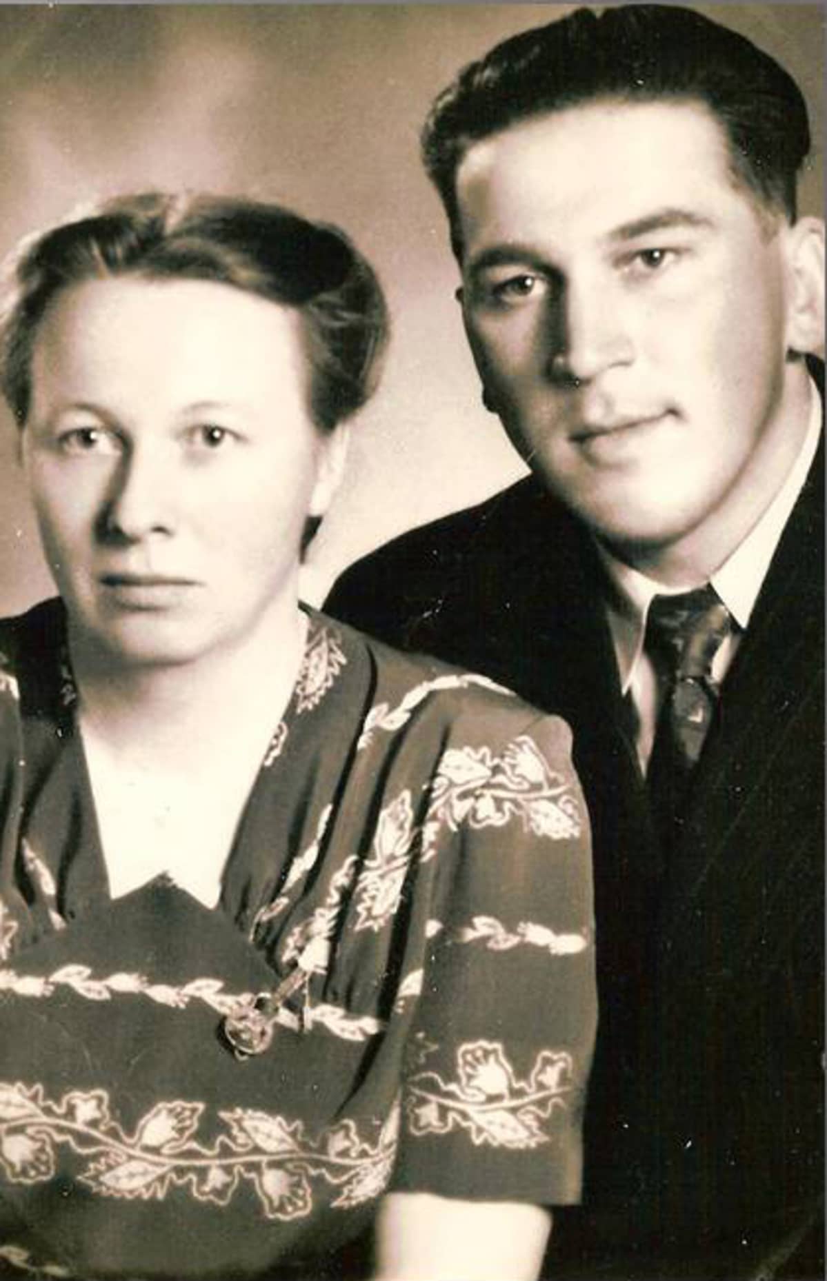 Sirkka ja Vilho Korkiala kihlakuvassaan.