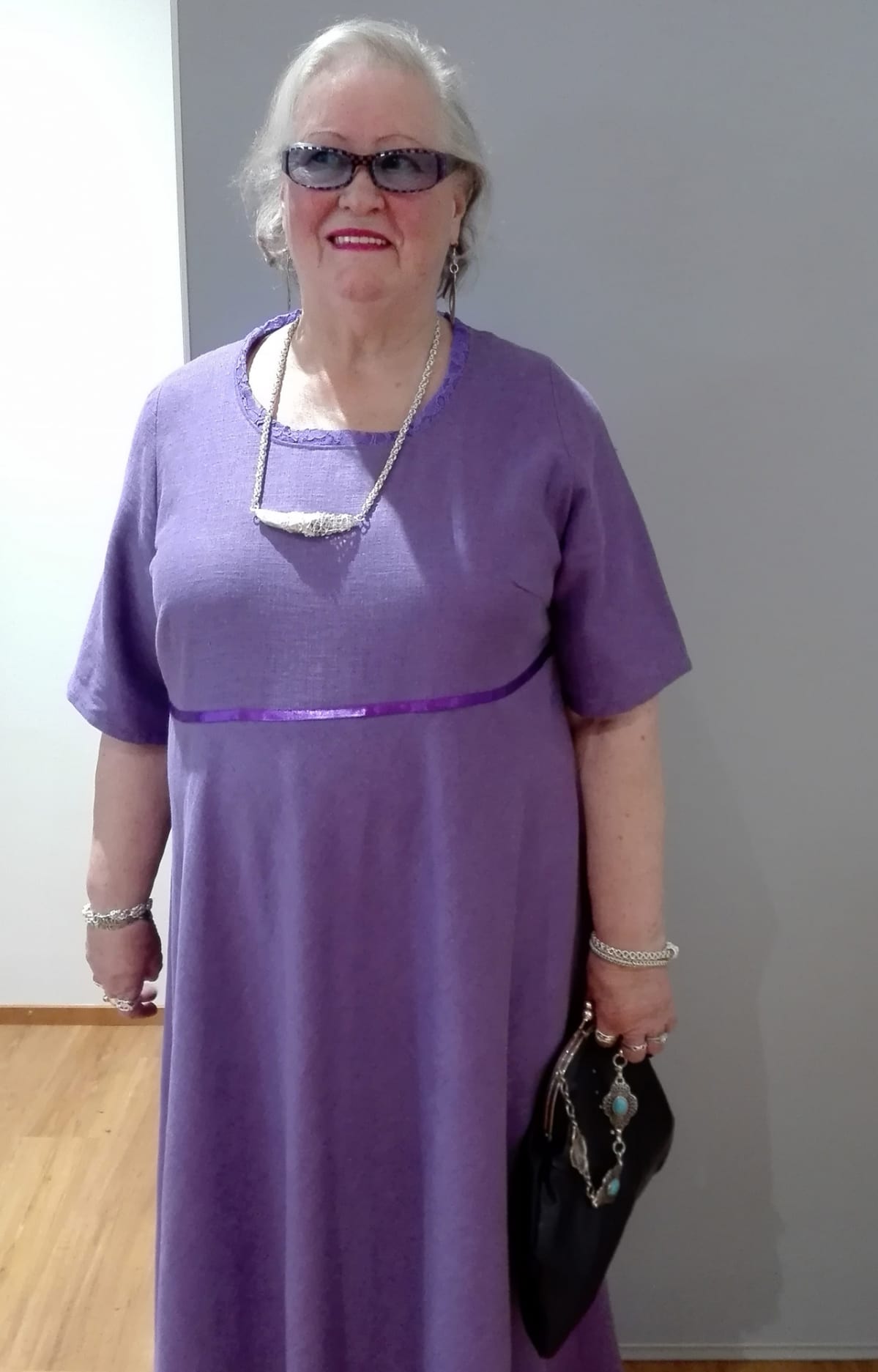 Manta Tuomainen itse tekemässään violetissa mekossa