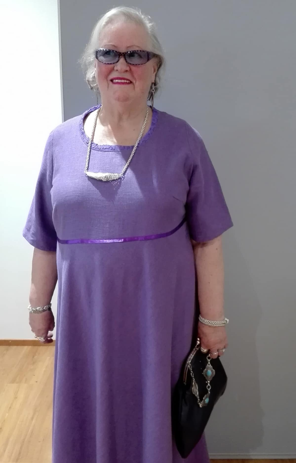Manta Tuomainen itse tekemässään violetissa mekossa