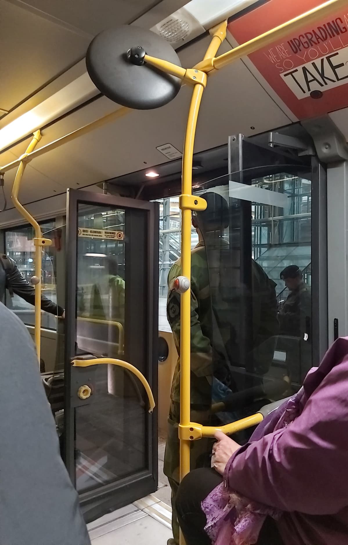 Bussin ovea vartijoidaan Norjan lentokentällä