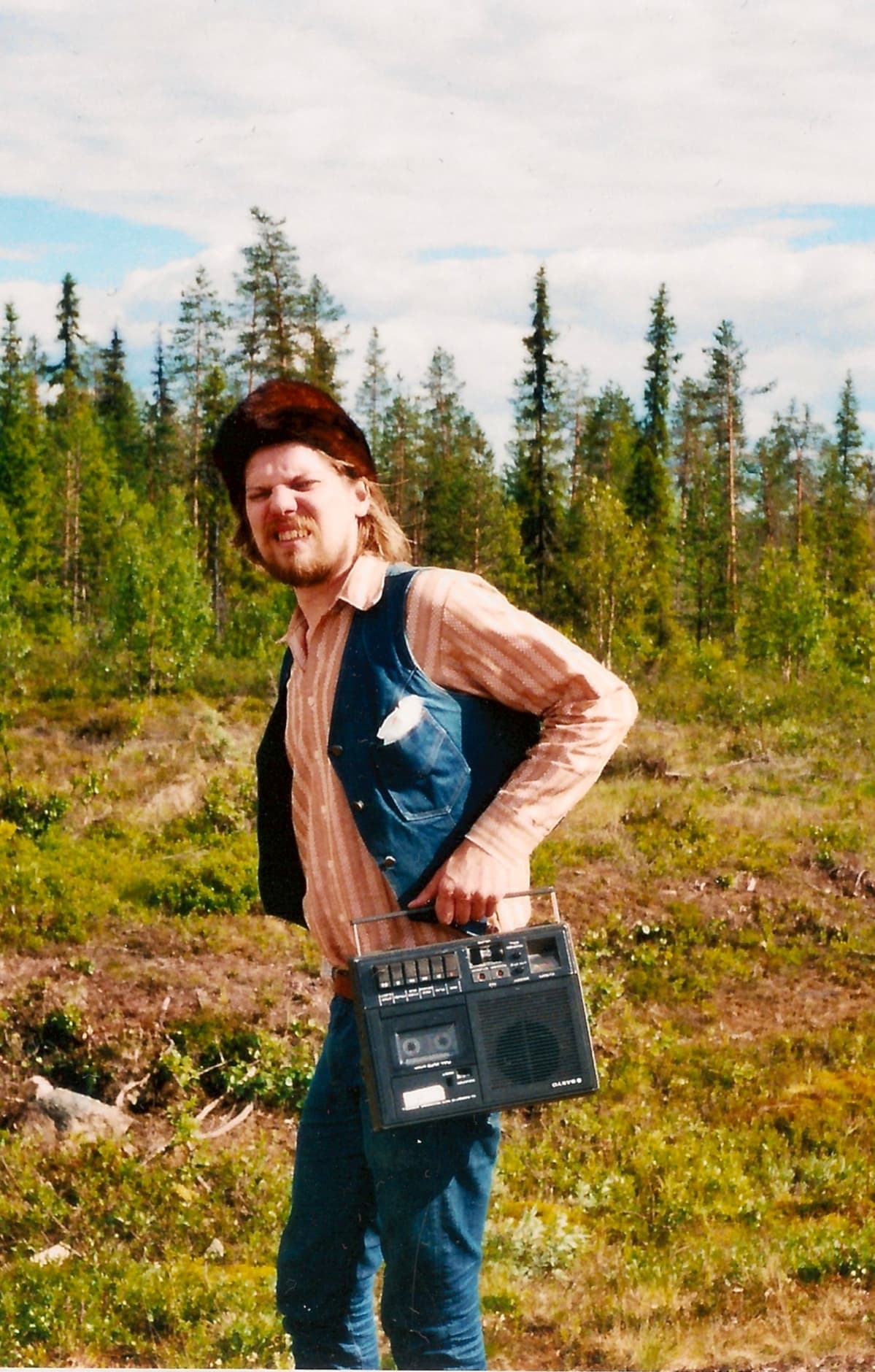 Jukka Nousiainen kantaa kasettisoitinta.