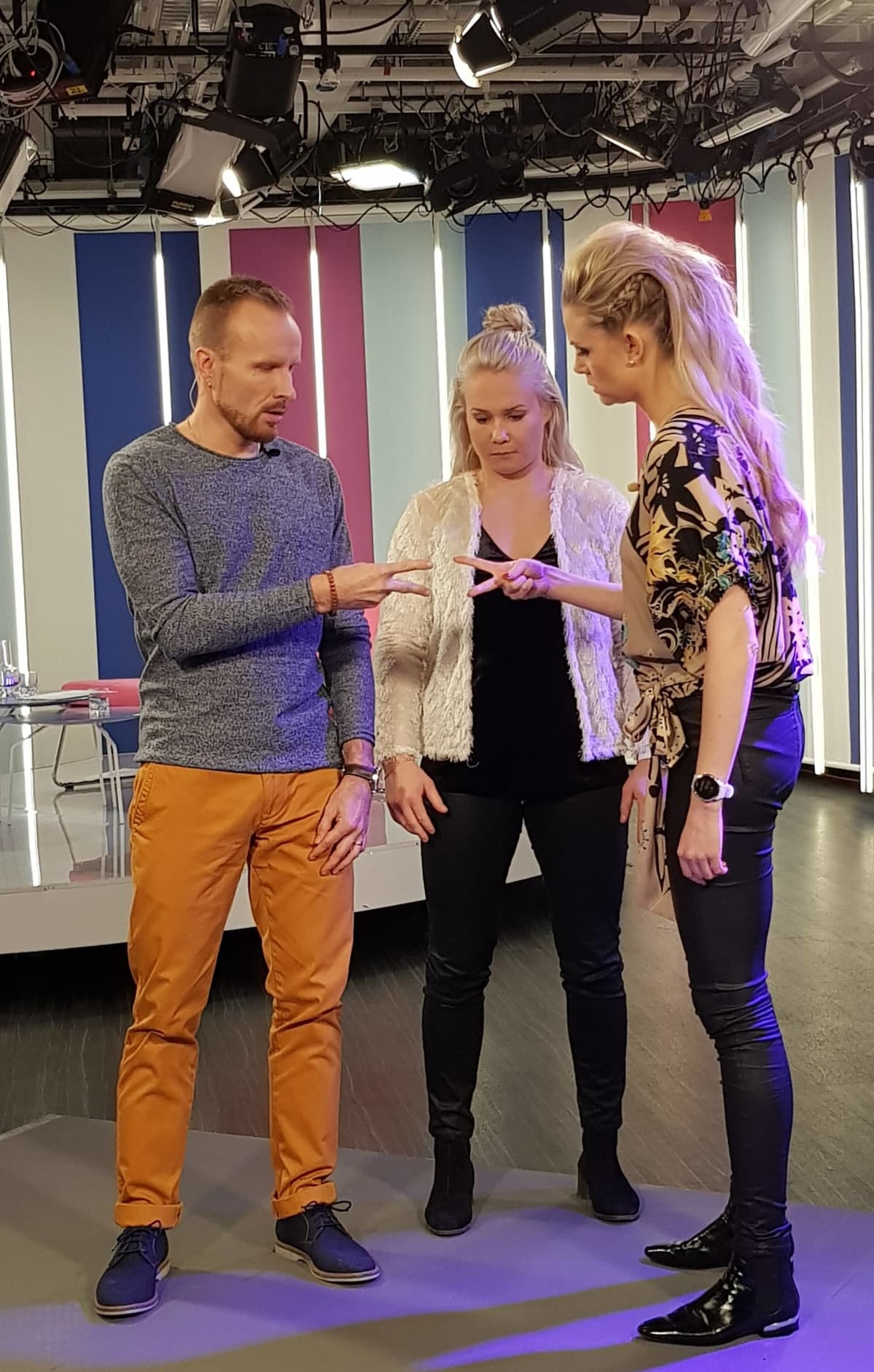 Puoli seiskan juontajat arpovat kuka joutuu Petra Ollin harjoitusvastustajaksi