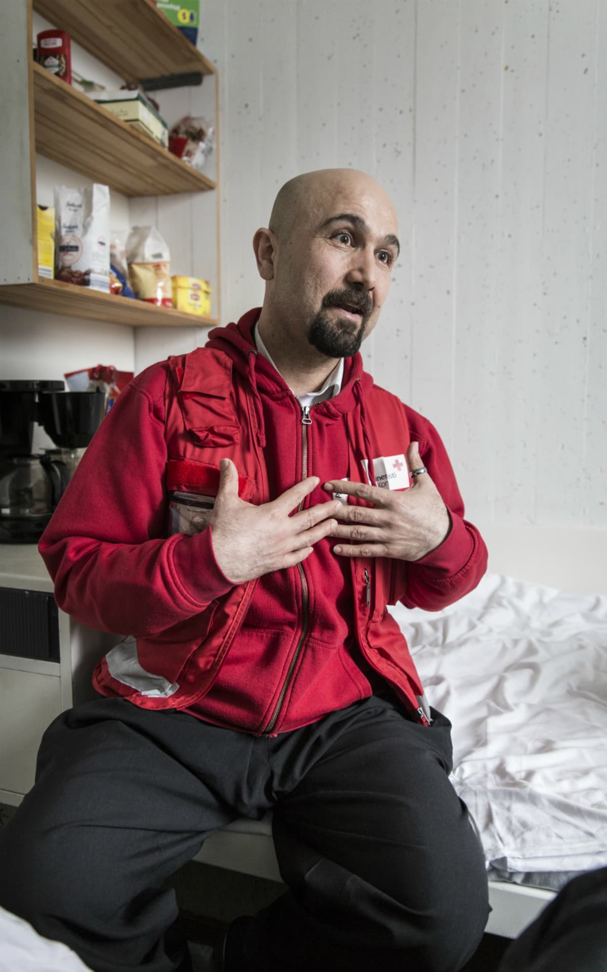 Evitskogin vastaanottokeskuksen ohjaaja Saeed "Ari" Ari Bikhtiyar