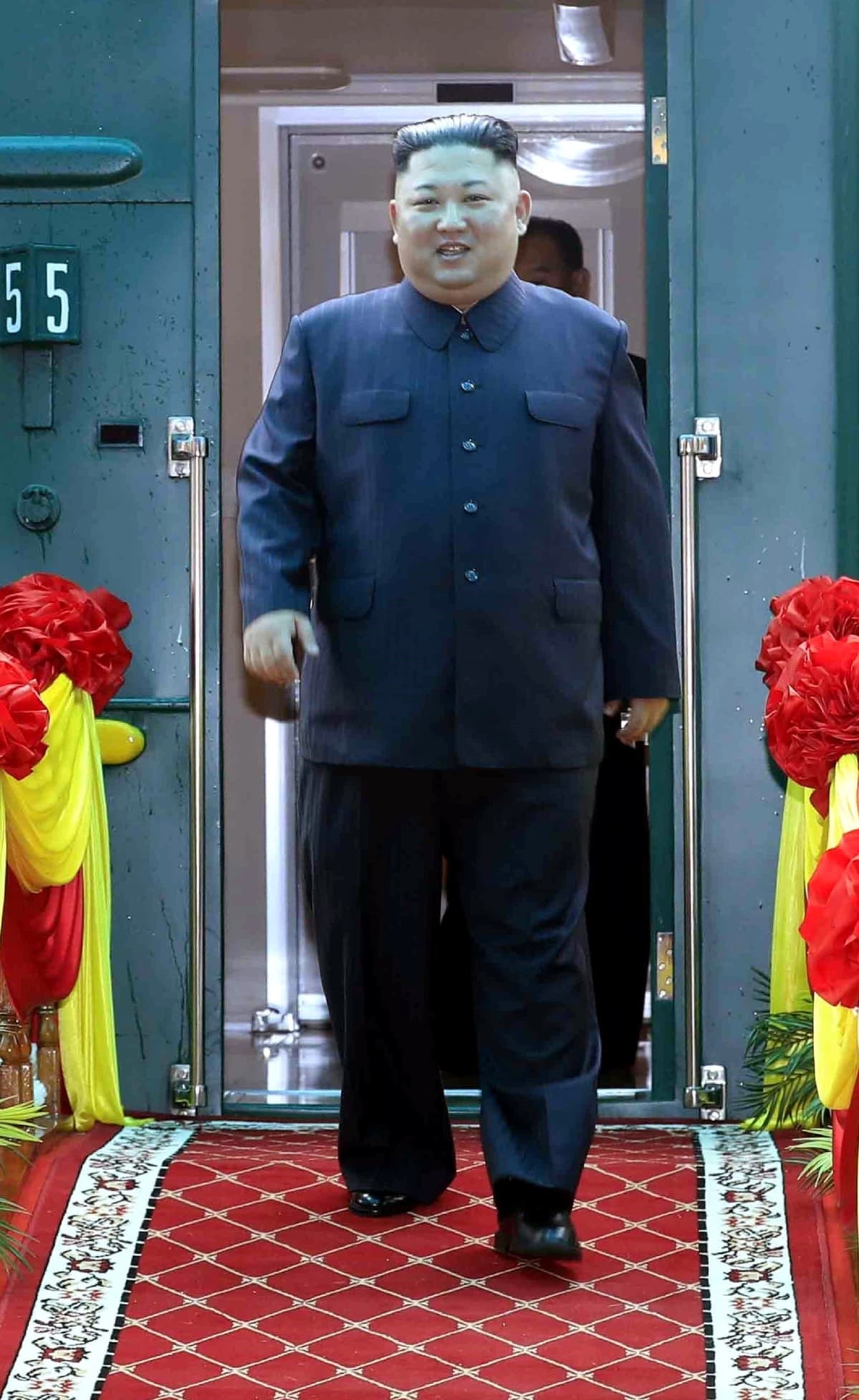 Kim astelee punaiselle matolle Hanoissa Vietnamissa.